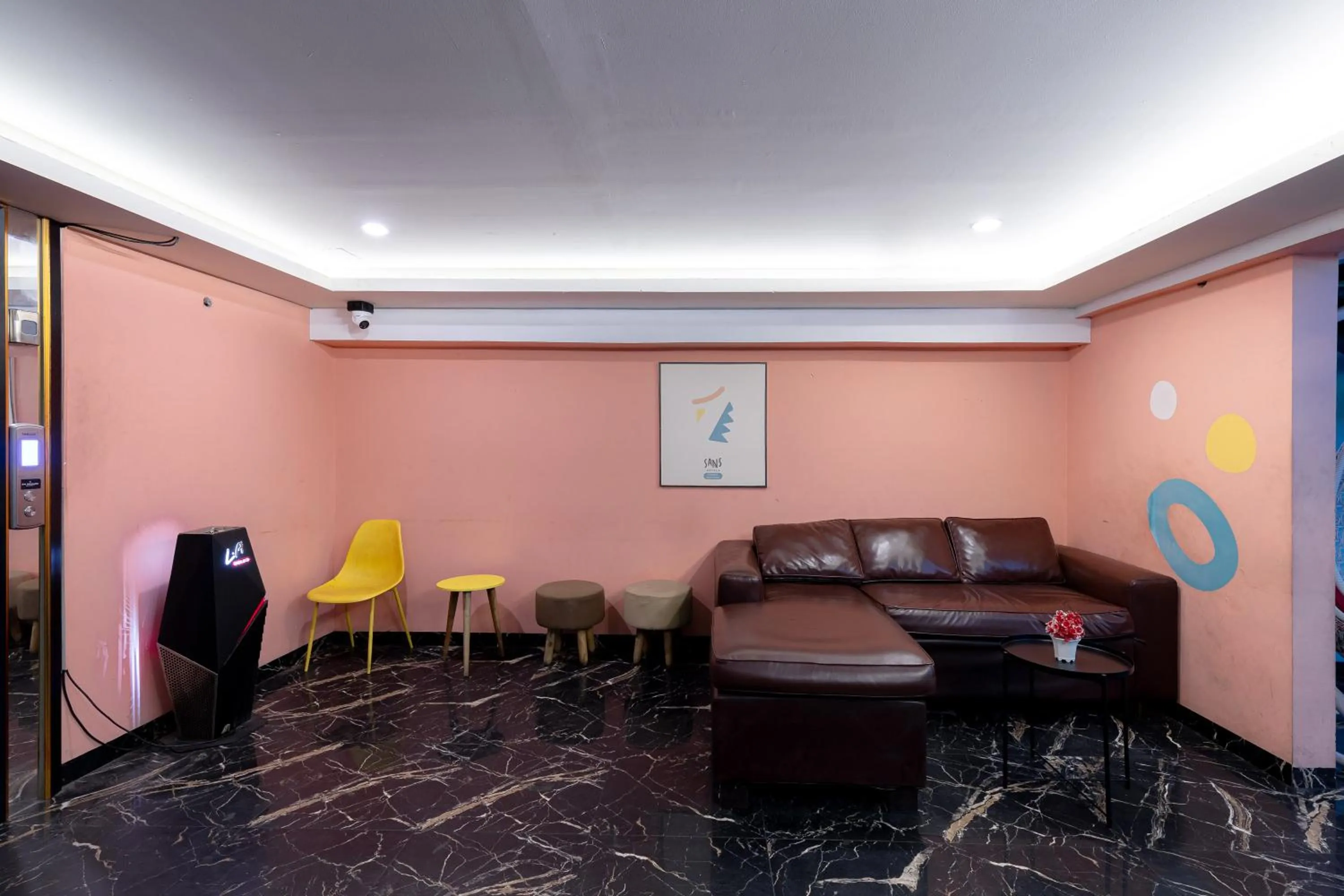 Lobby or reception in Sans Hotel Rumah Kita Daan Mogot by RedDoorz