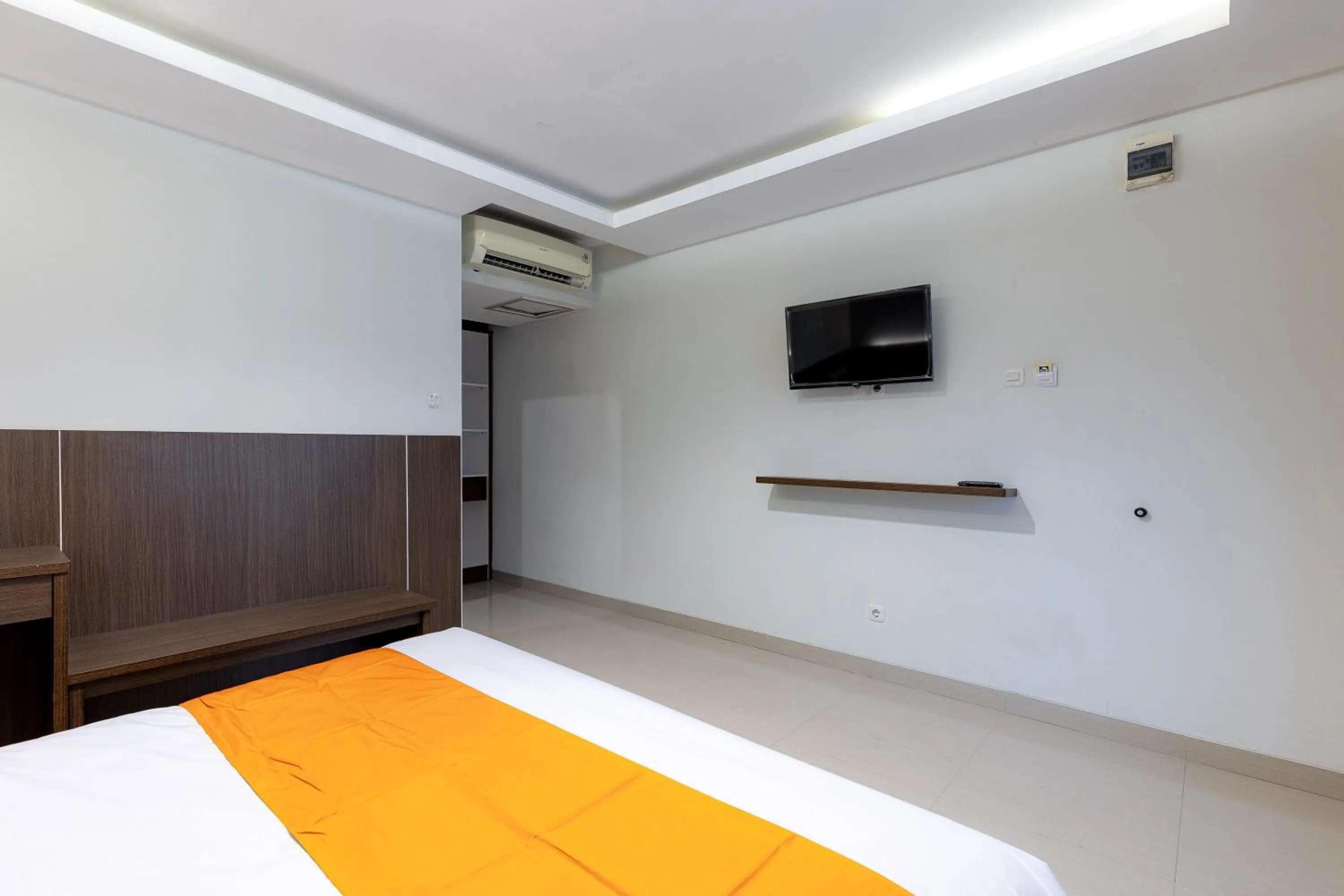 Bedroom, Bed in Sans Hotel Rumah Kita Daan Mogot by RedDoorz