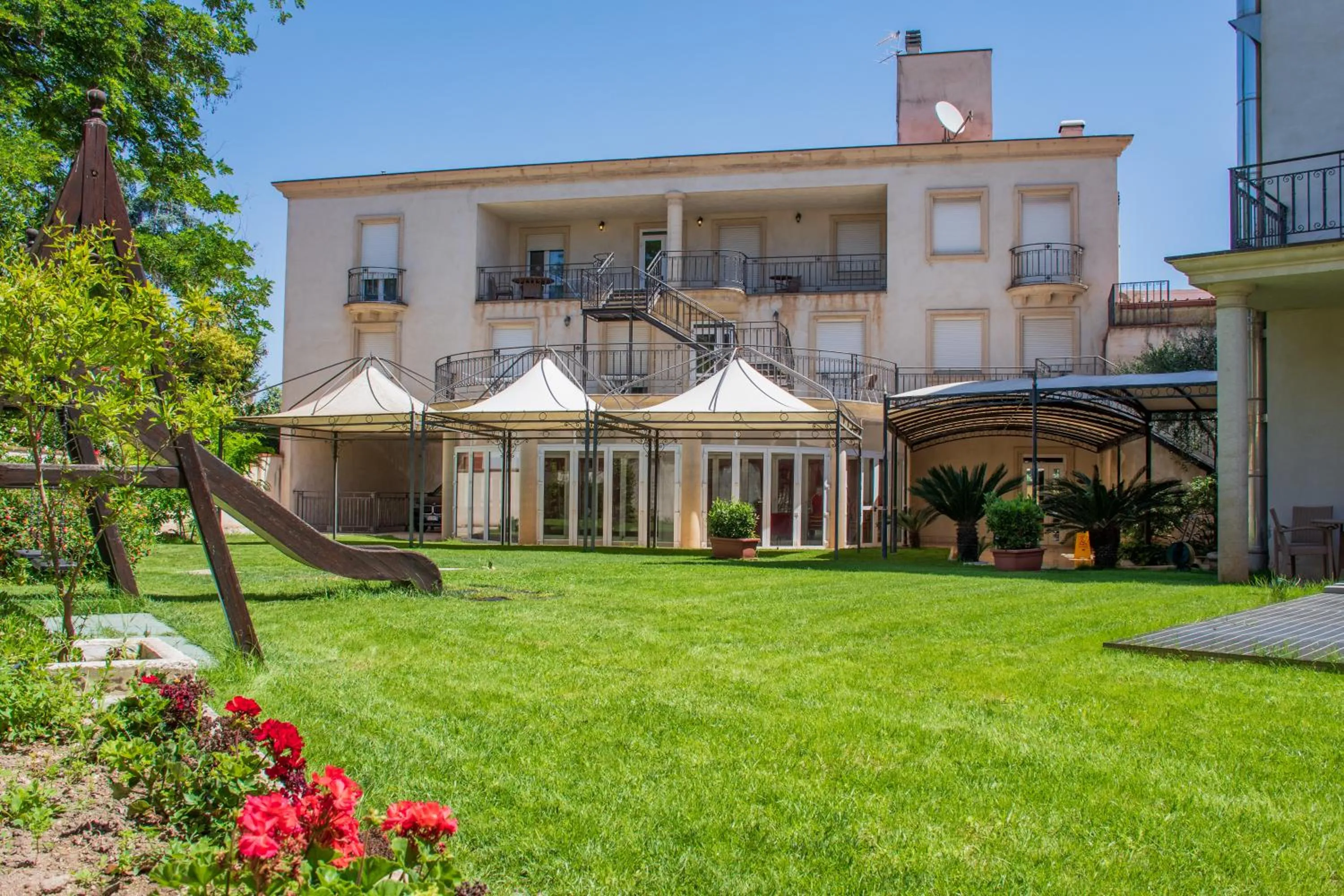 Garden in Mariano IV Palace Hotel