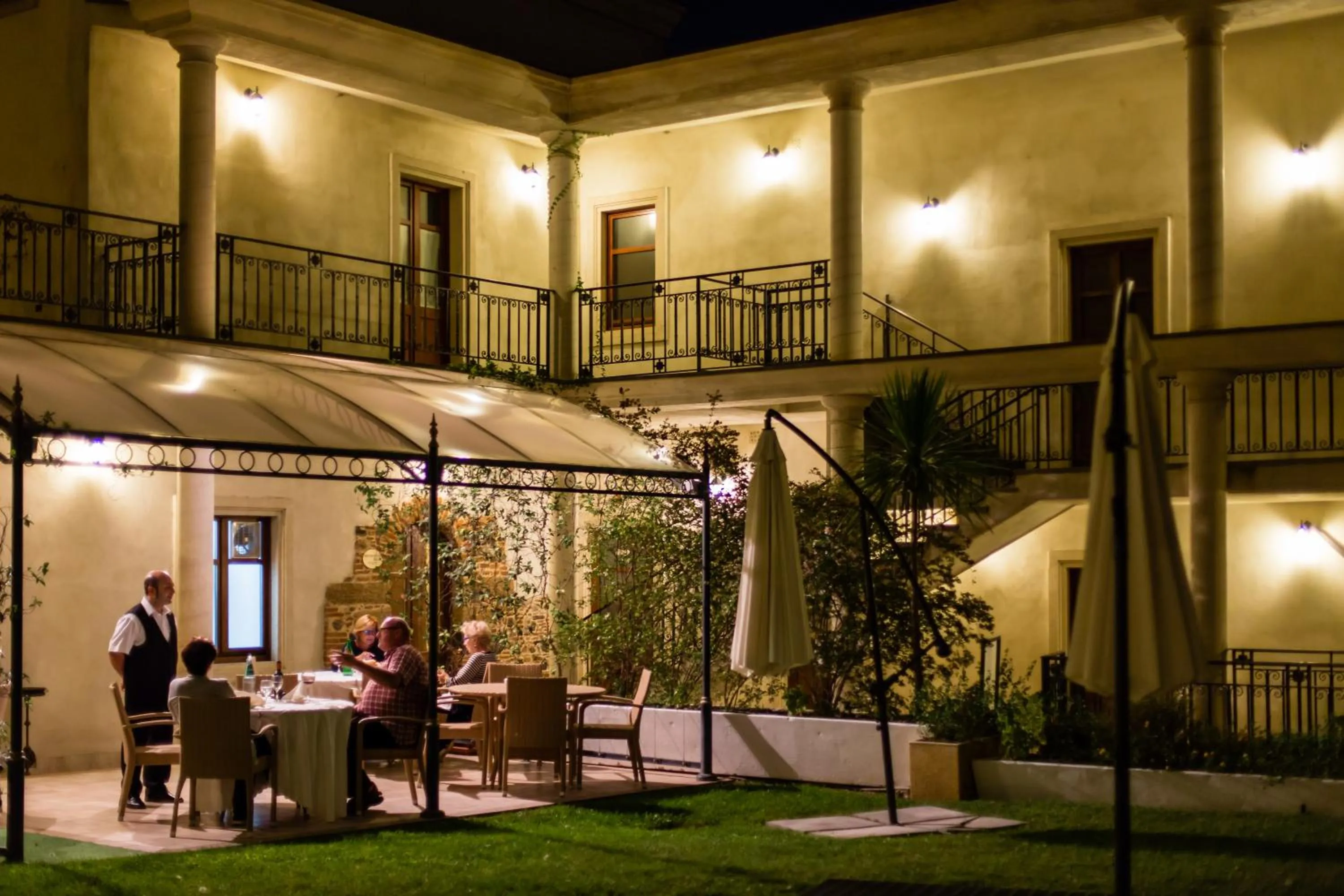 Restaurant/places to eat in Mariano IV Palace Hotel