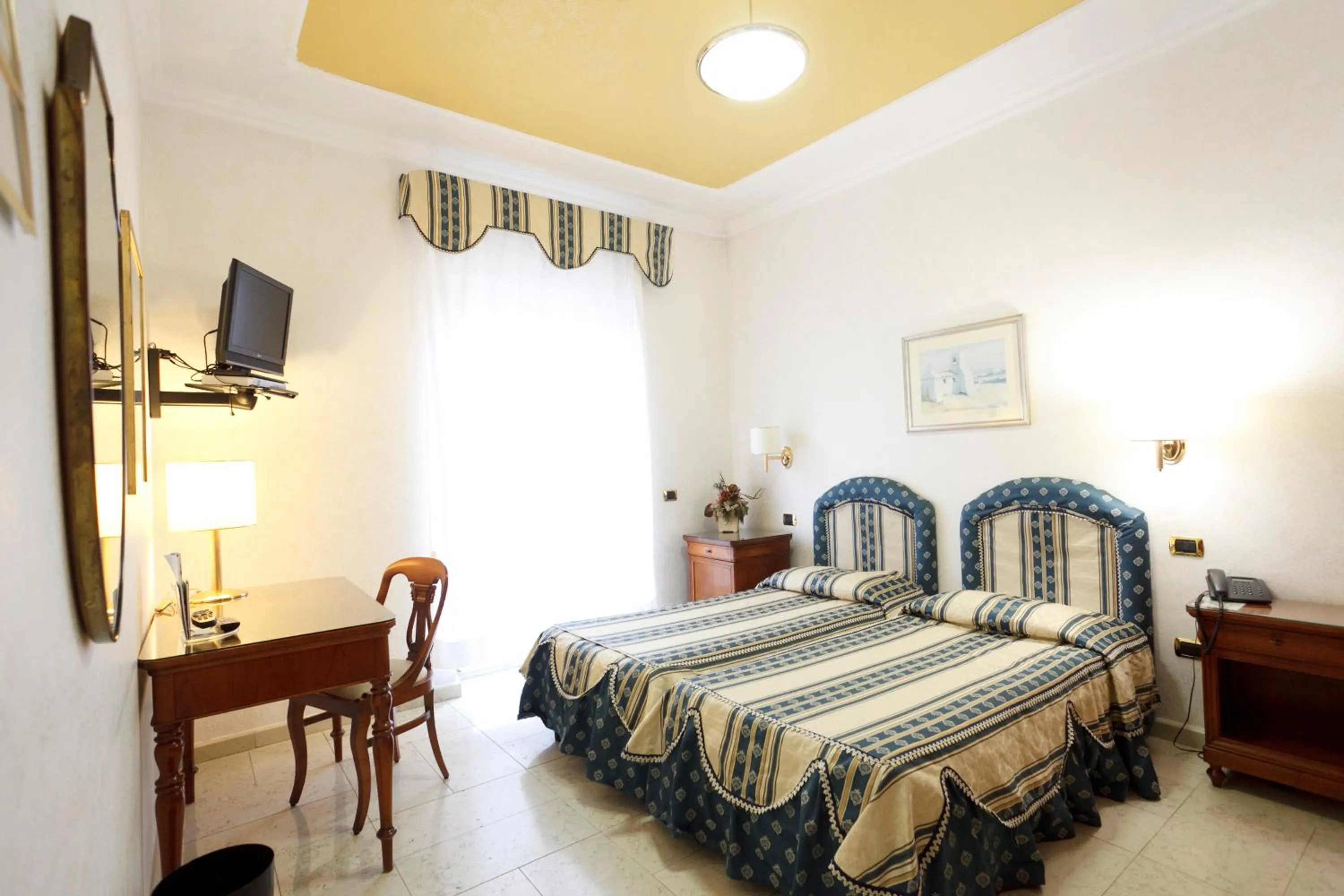 Photo of the whole room, Bed in Mariano IV Palace Hotel