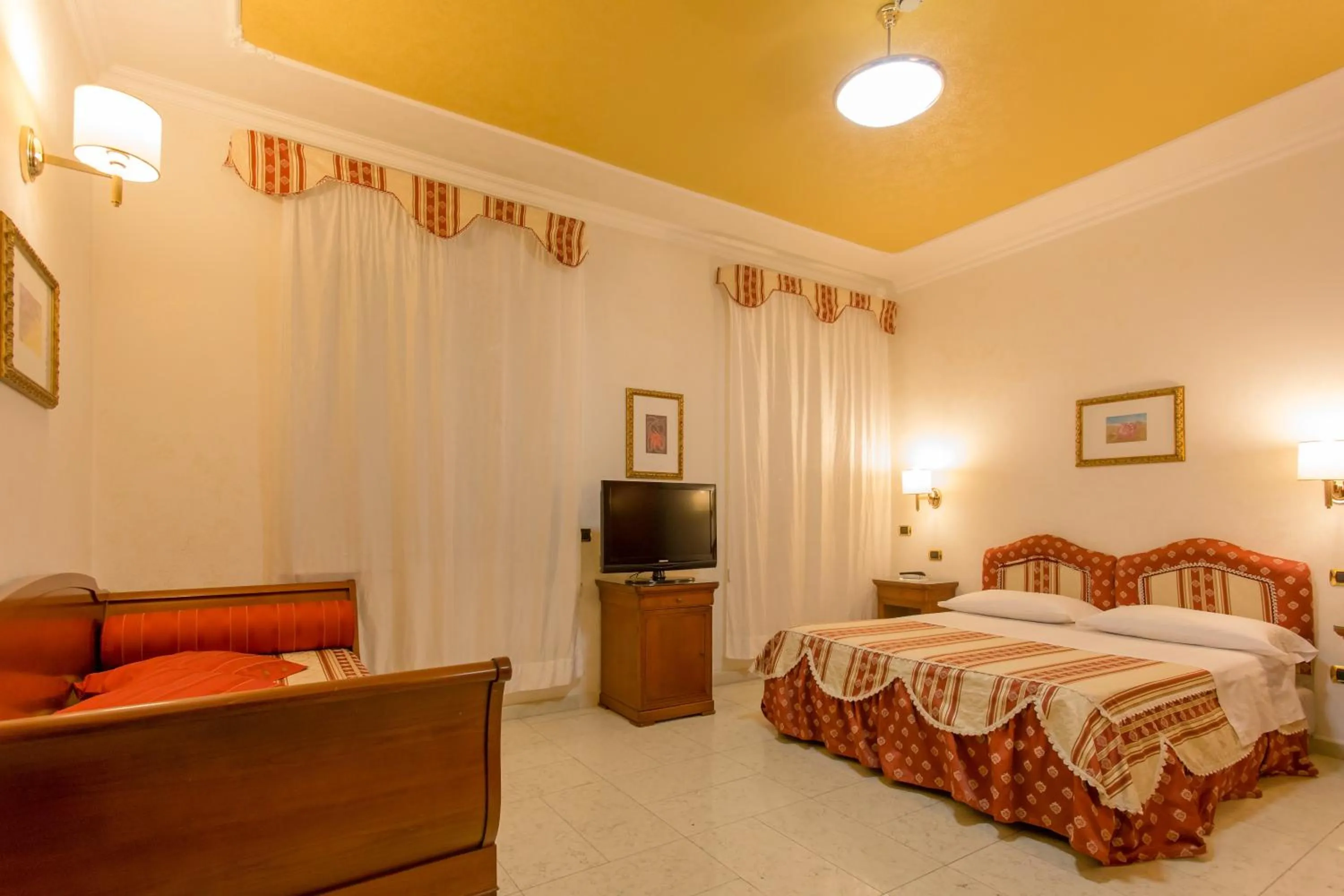 Bedroom, Bed in Mariano IV Palace Hotel
