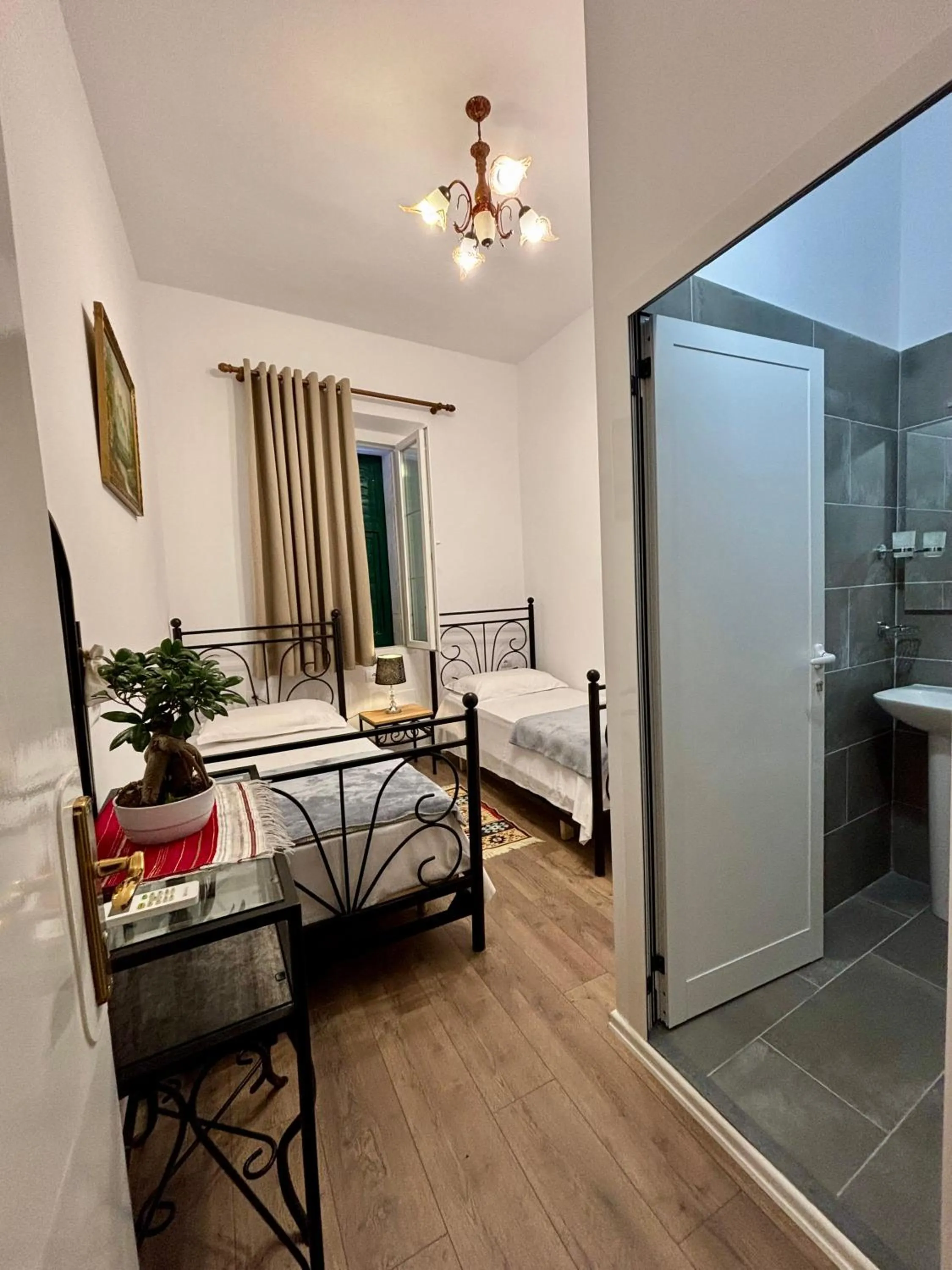 Small Twin Room in InTown Guesthouse Shkoder