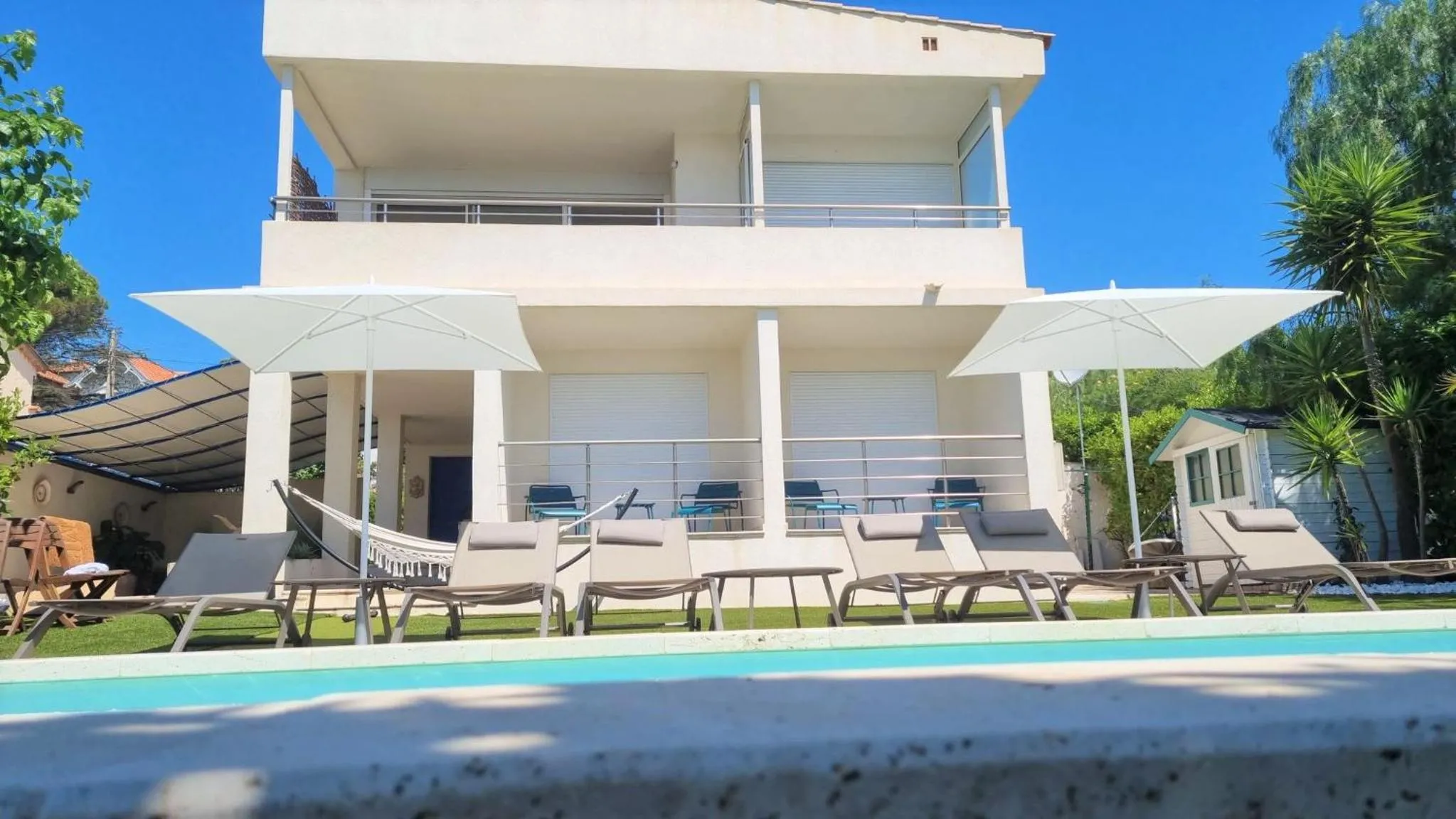 Facade/entrance in Villa Montfleuri, vieille ville à pieds, vue mer, piscine, 8 pers