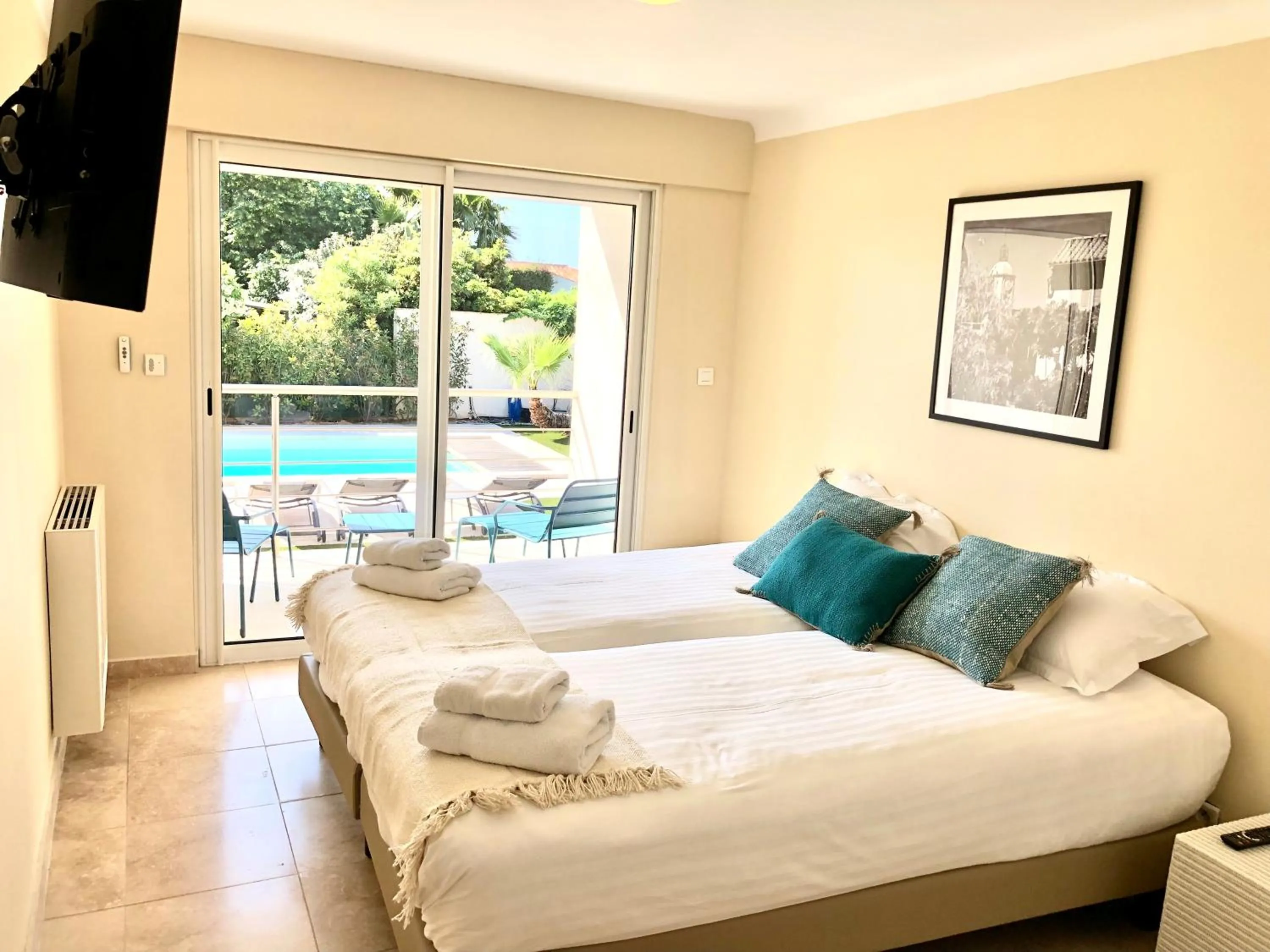 Balcony/Terrace, Bed in Villa Montfleuri, vieille ville à pieds, vue mer, piscine, 8 pers