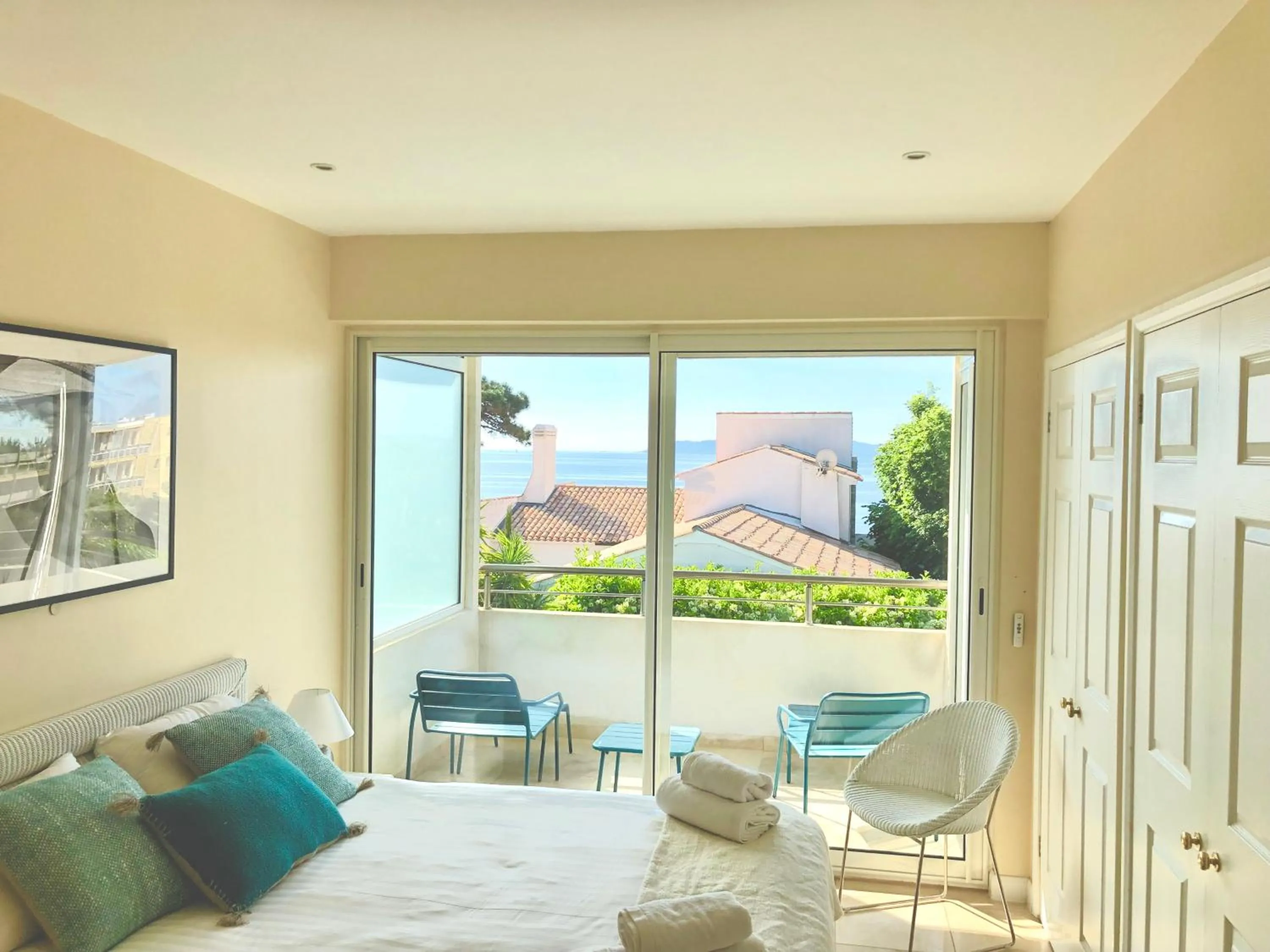 Photo of the whole room, Bed in Villa Montfleuri, vieille ville à pieds, vue mer, piscine, 8 pers