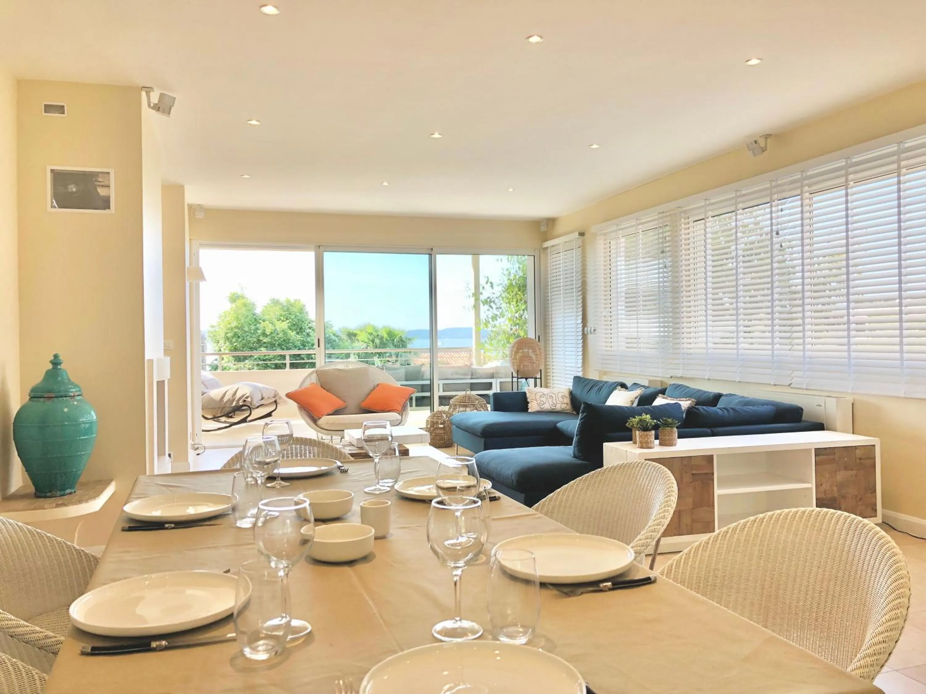 Dining area in Villa Montfleuri, vieille ville à pieds, vue mer, piscine, 8 pers