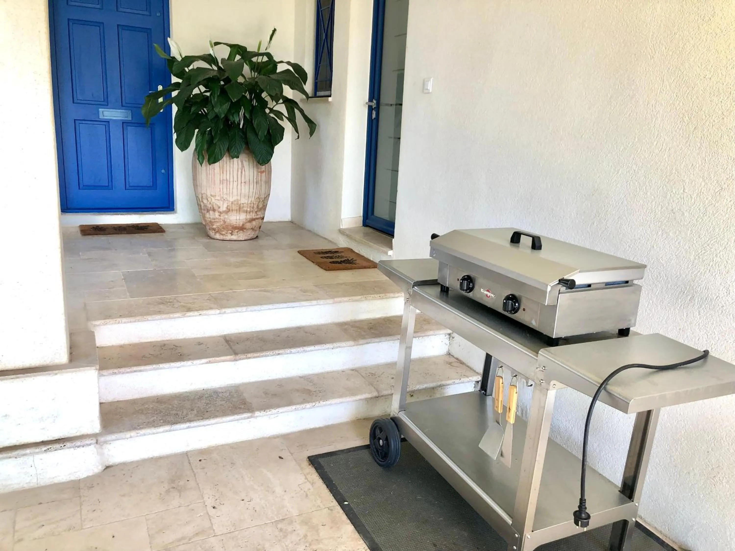 BBQ facilities in Villa Montfleuri, vieille ville à pieds, vue mer, piscine, 8 pers