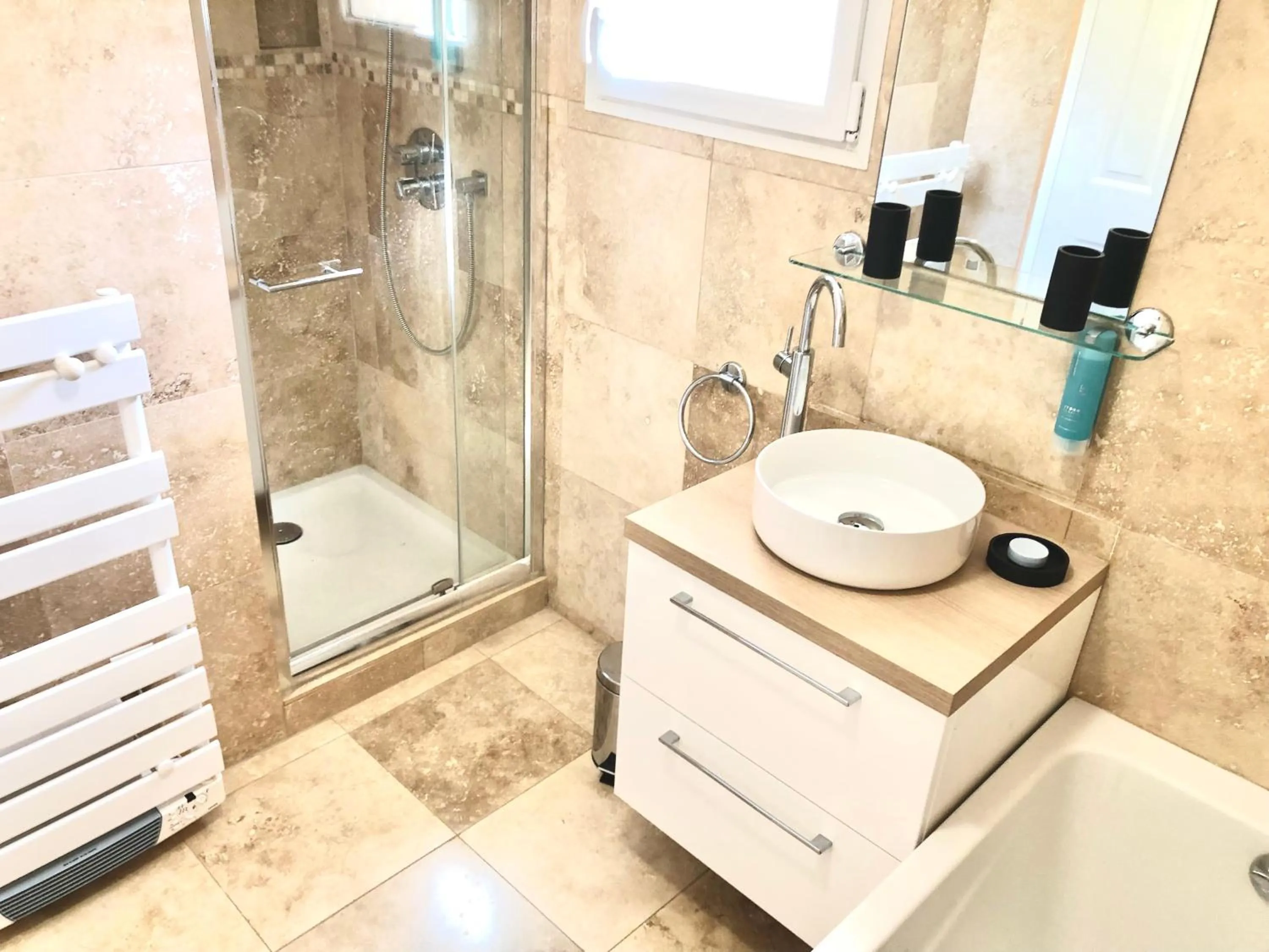 Shower in Villa Montfleuri, vieille ville à pieds, vue mer, piscine, 8 pers