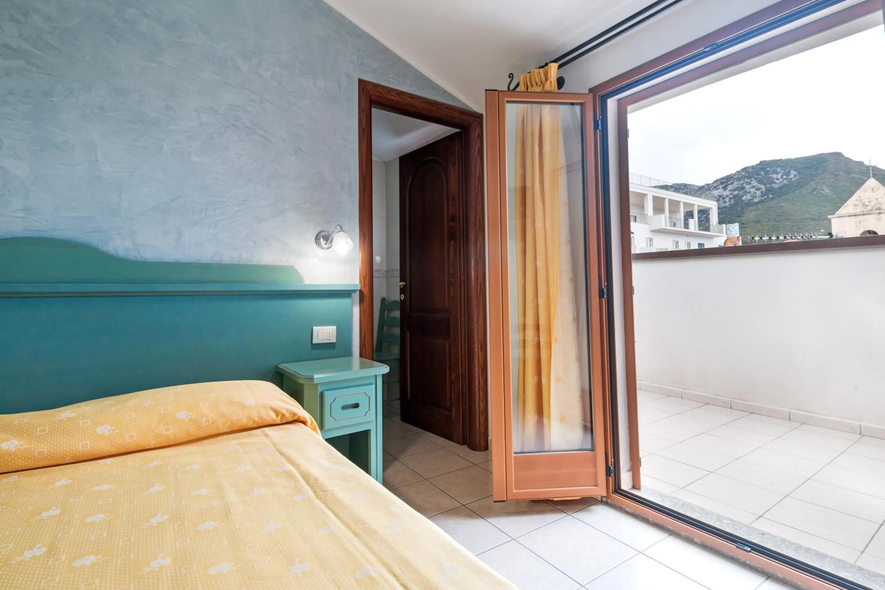 Photo of the whole room, Bed in Hotel San Francisco