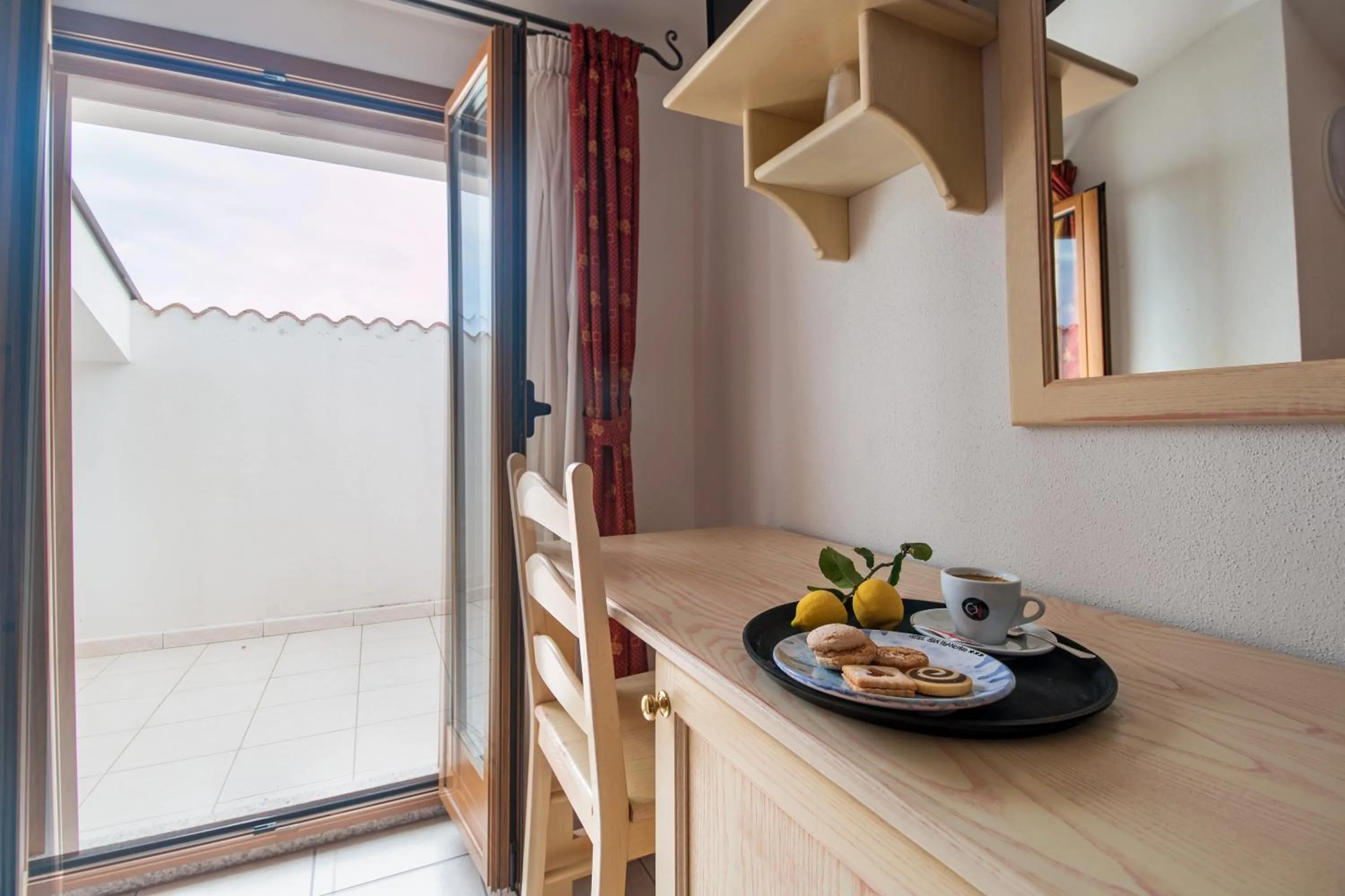 Photo of the whole room in Hotel San Francisco