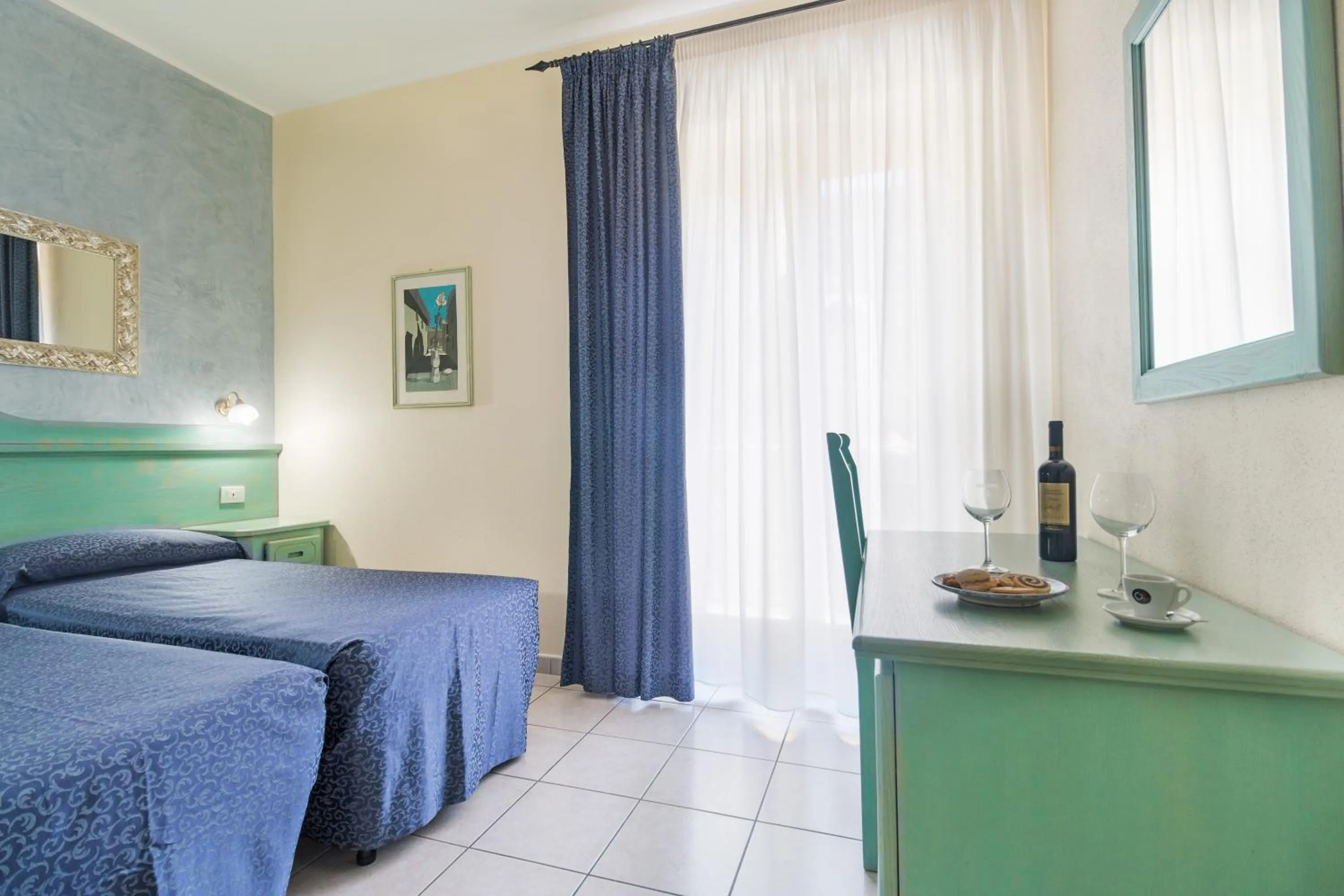 Photo of the whole room, Bed in Hotel San Francisco