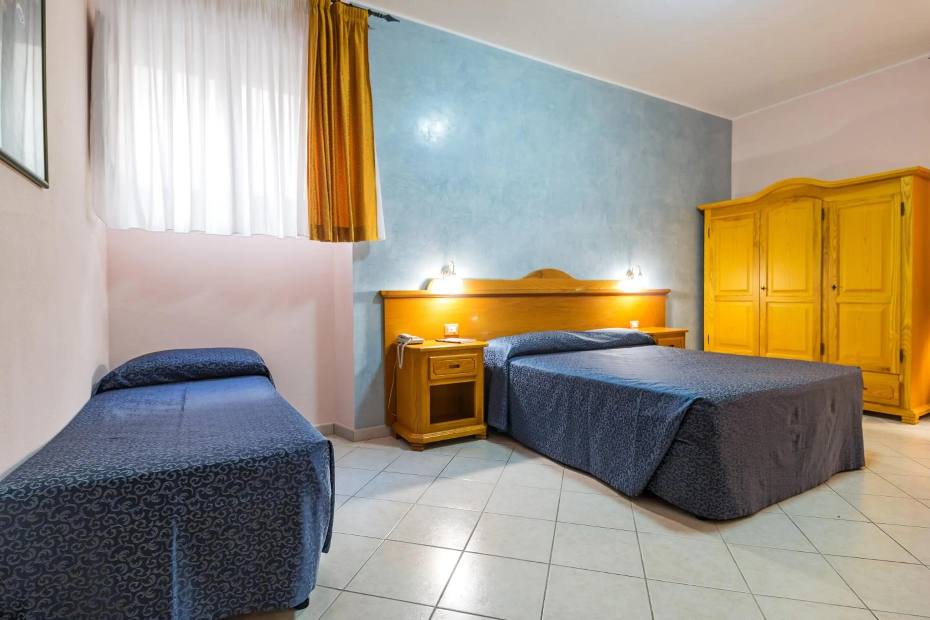 Photo of the whole room, Bed in Hotel San Francisco