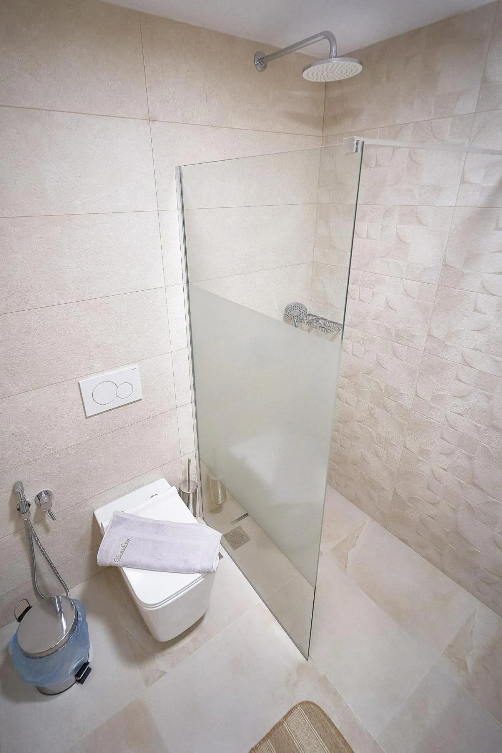 Shower in Celine's Rose