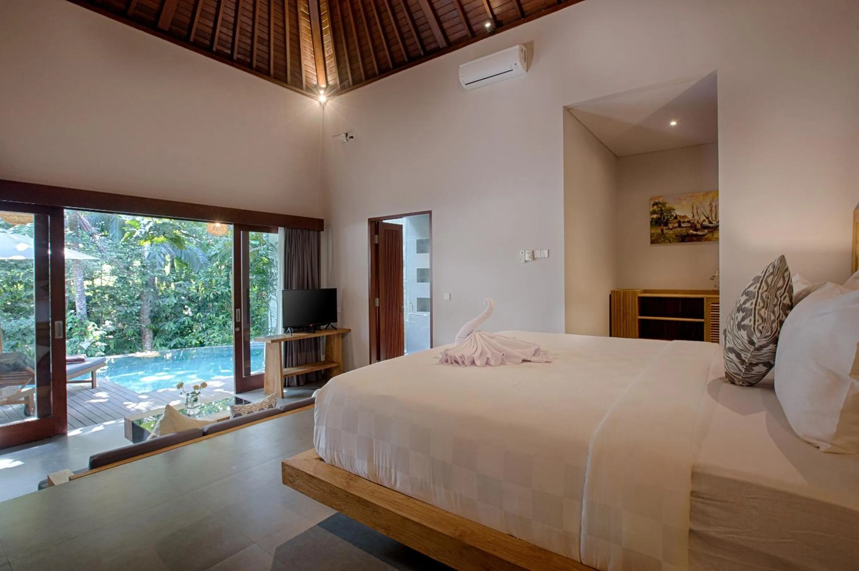 Bed in The Kanjeng Elitya Villa Ubud