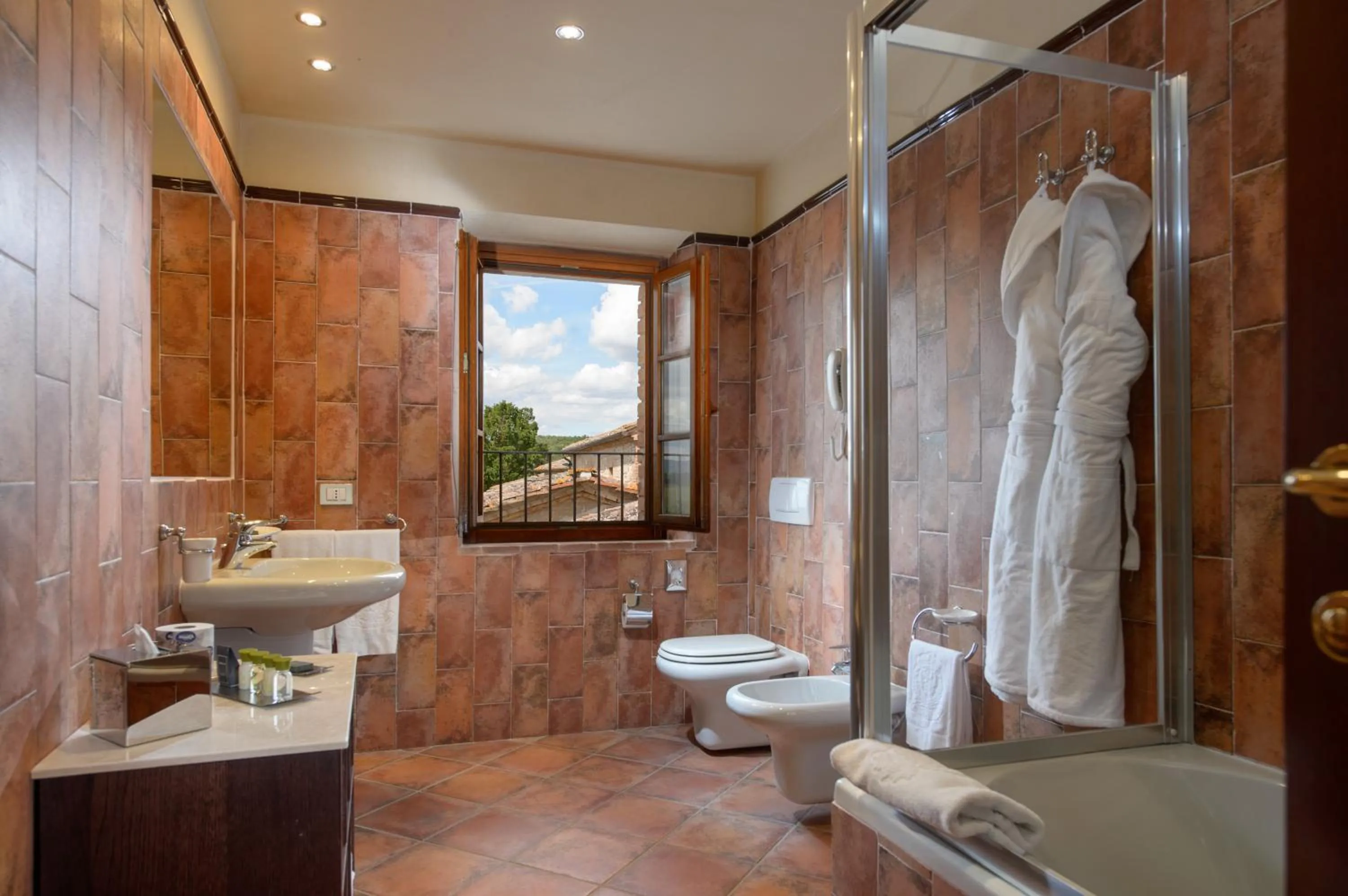 Bathroom in La Bagnaia Golf Resort