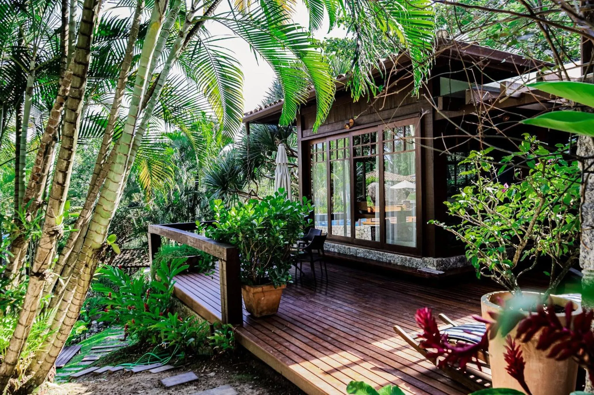 Facade/entrance in Casa em condomínio com lazer próximo à praia