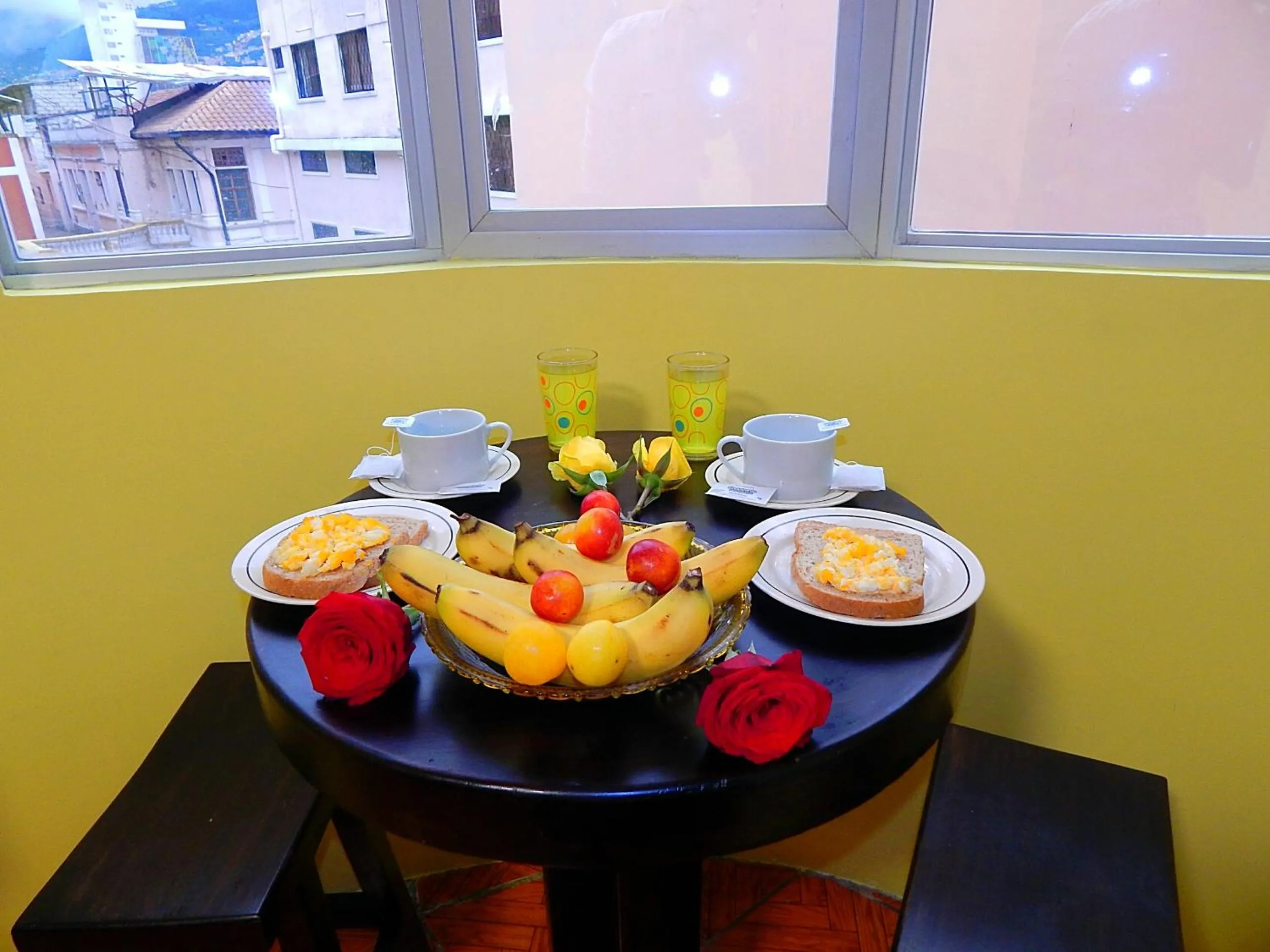 Breakfast in Olympus Plaza