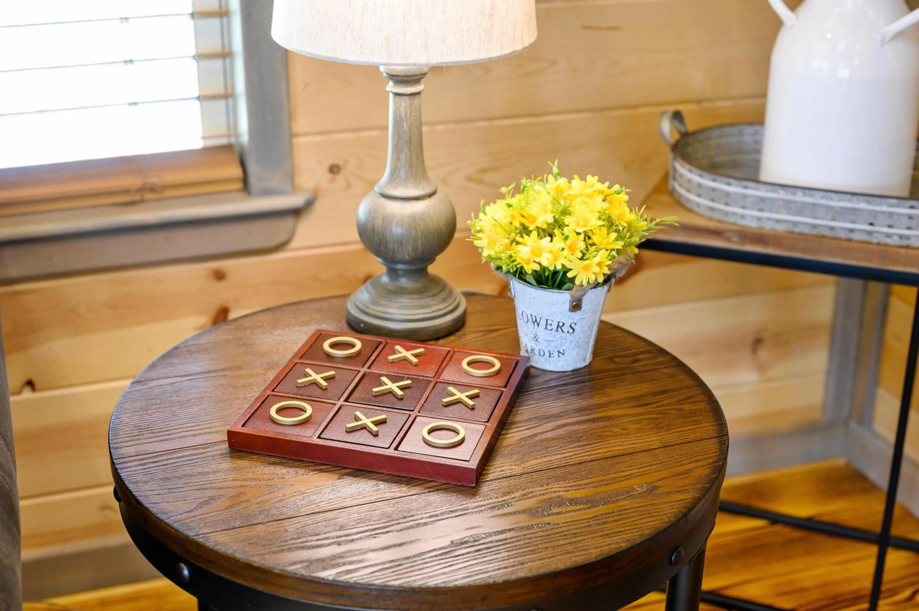 Living room in Convenient Romantic Hot Tub BBQ 3-night special!