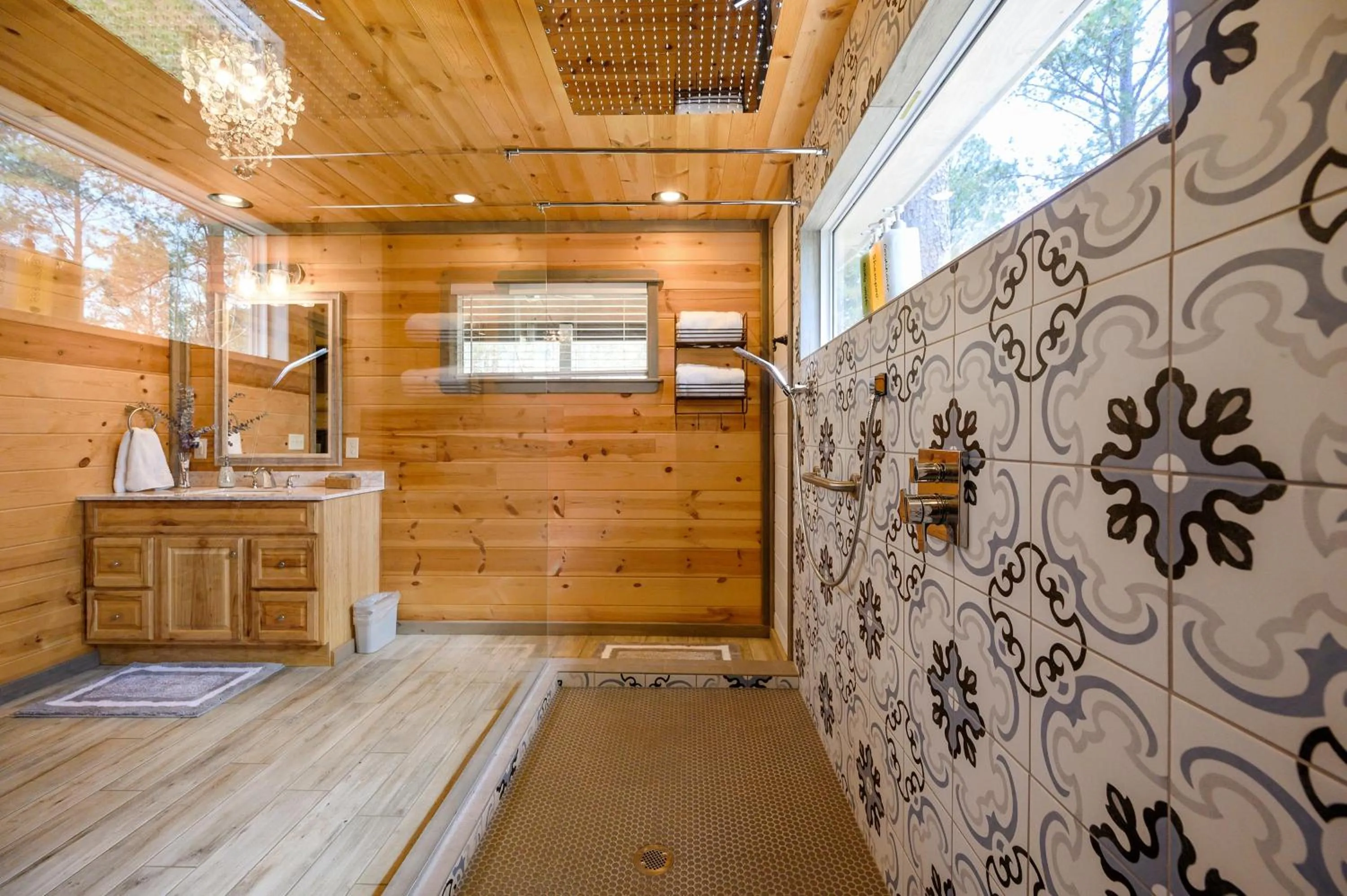 Bathroom in Convenient Romantic Hot Tub BBQ 3-night special!