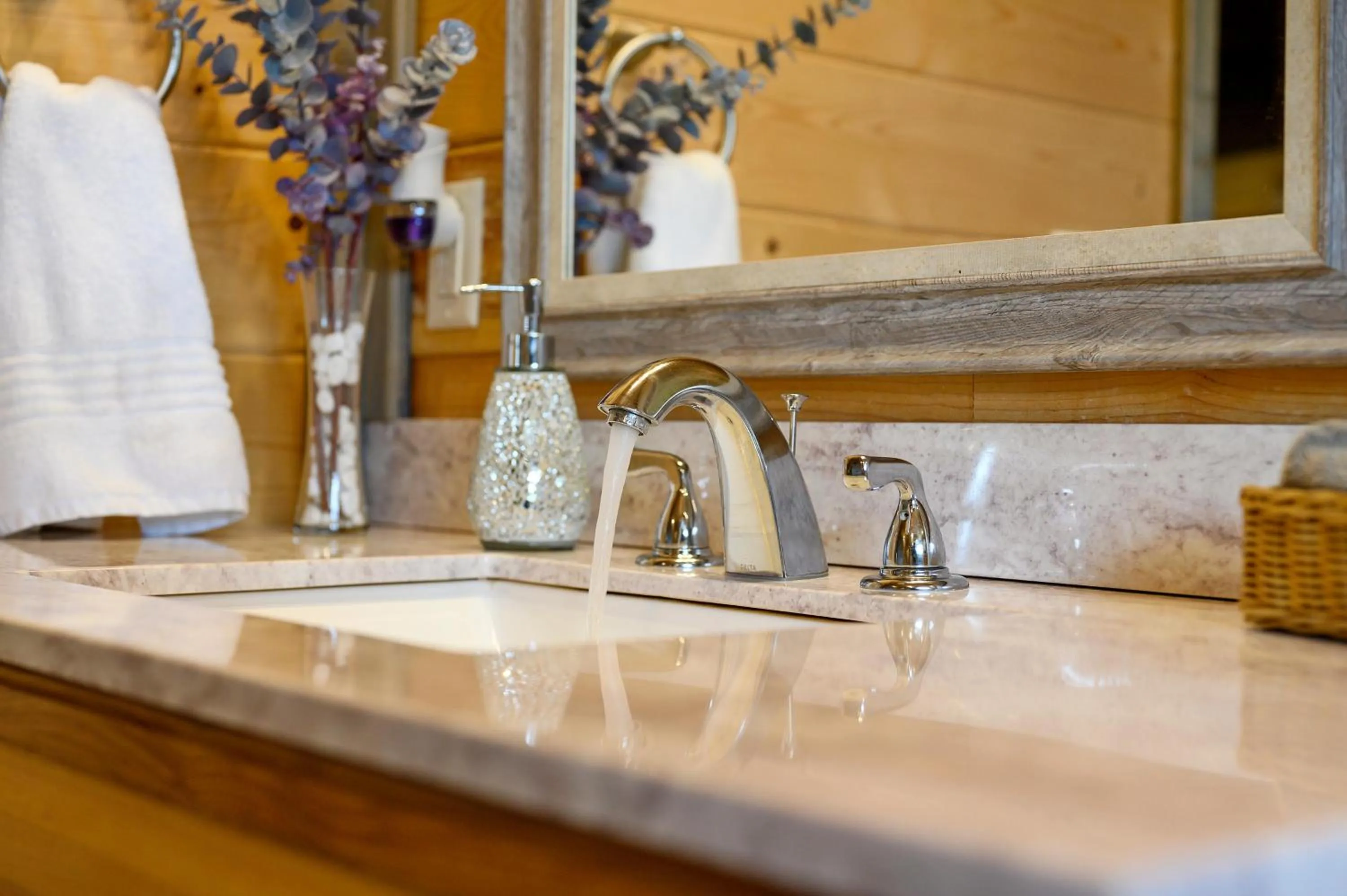 Bathroom in Convenient Romantic Hot Tub BBQ 3-night special!