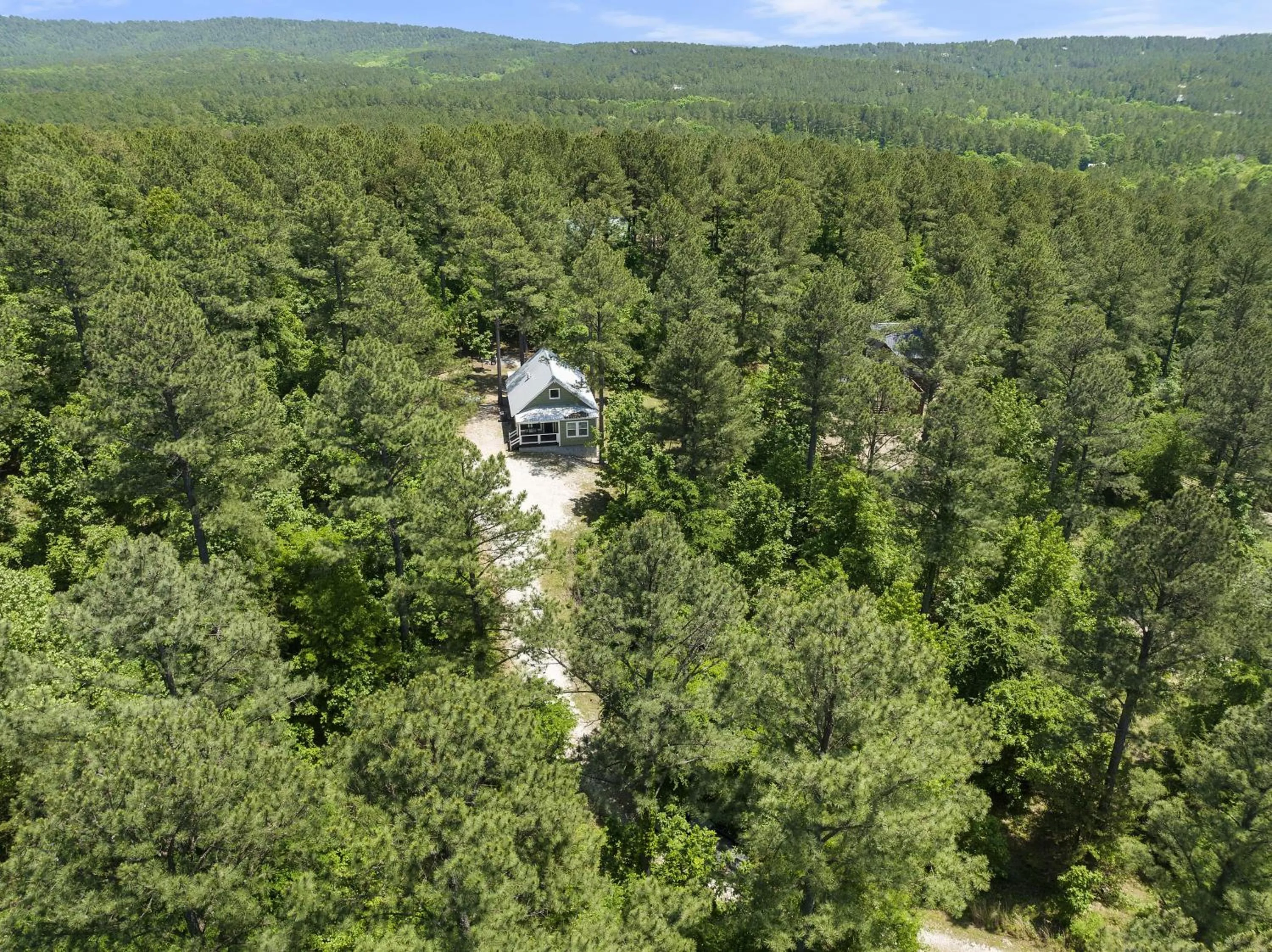 Neighbourhood in Convenient Romantic Hot Tub BBQ 3-night special!