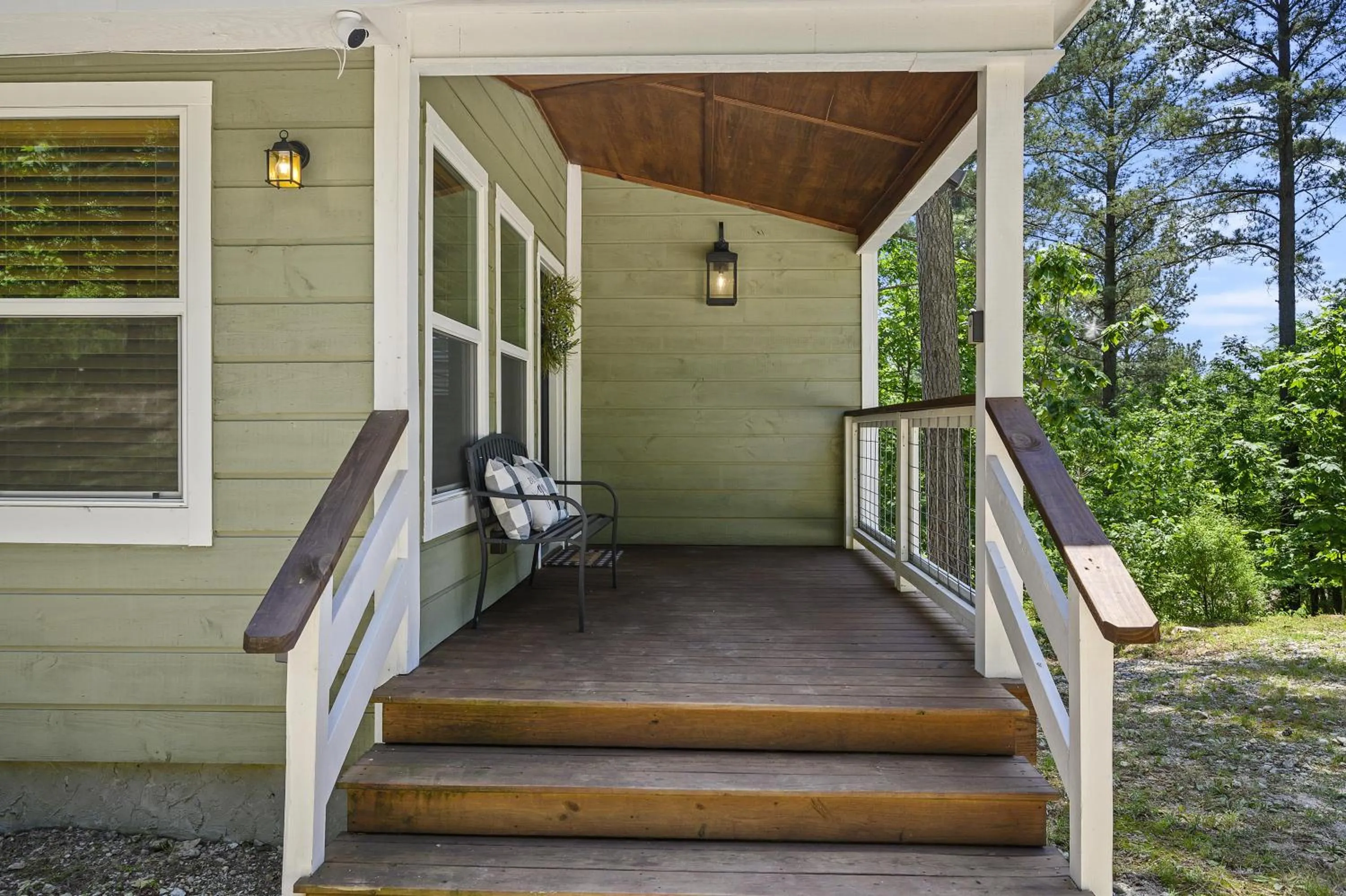 Facade/entrance in Convenient Romantic Hot Tub BBQ 3-night special!