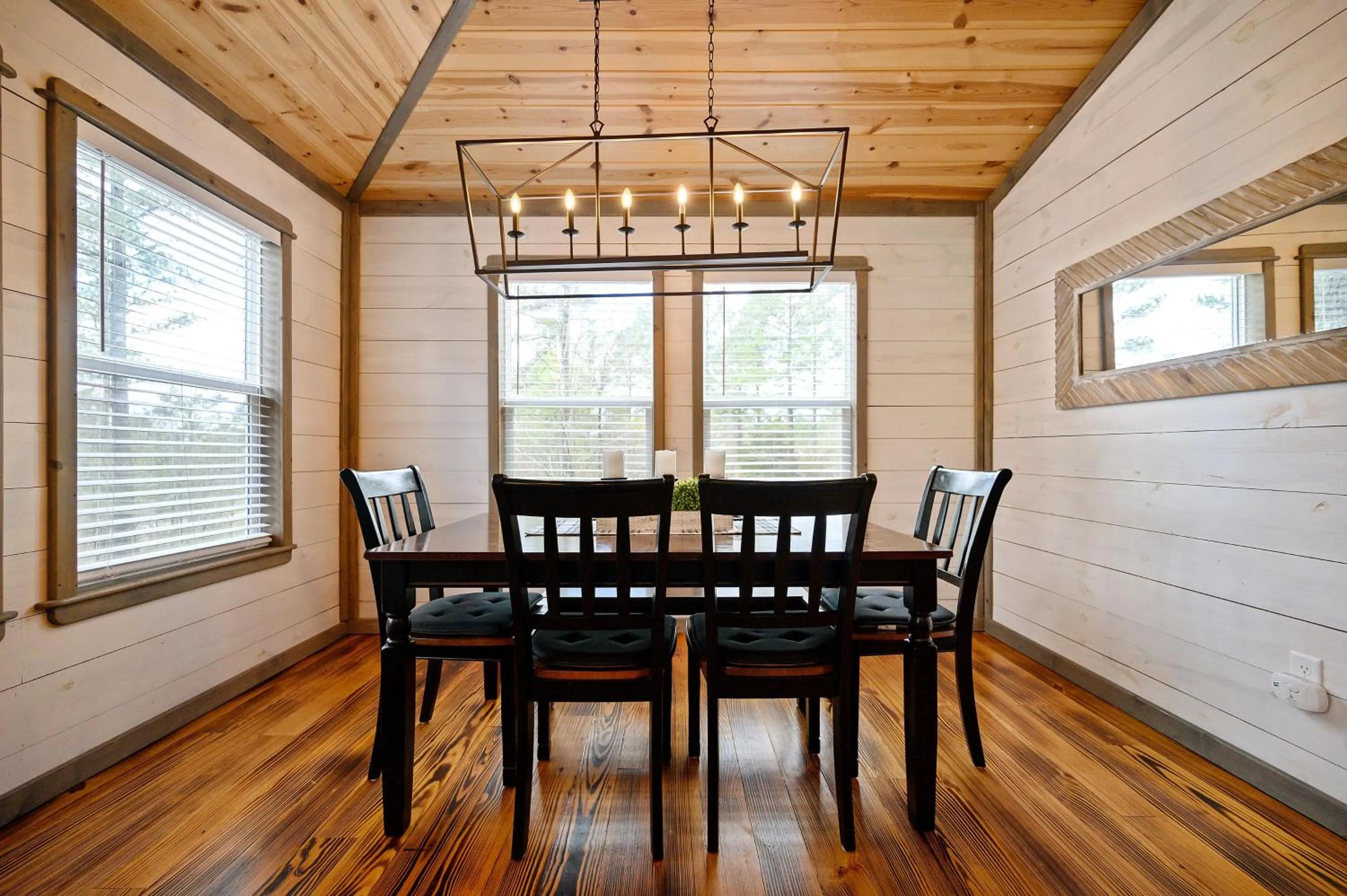 Dining area in Convenient Romantic Hot Tub BBQ 3-night special!