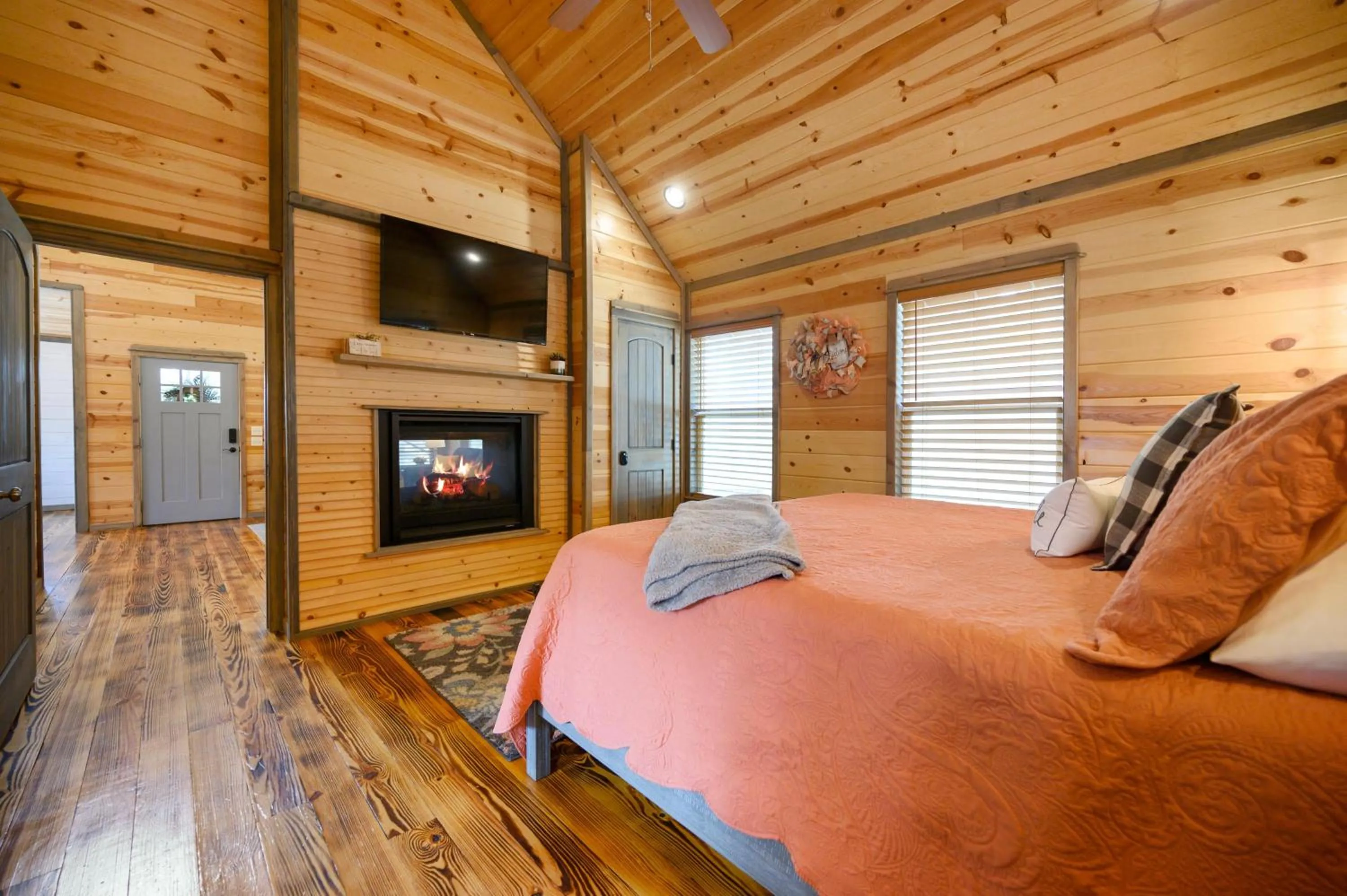 Bedroom, Bed in Convenient Romantic Hot Tub BBQ 3-night special!