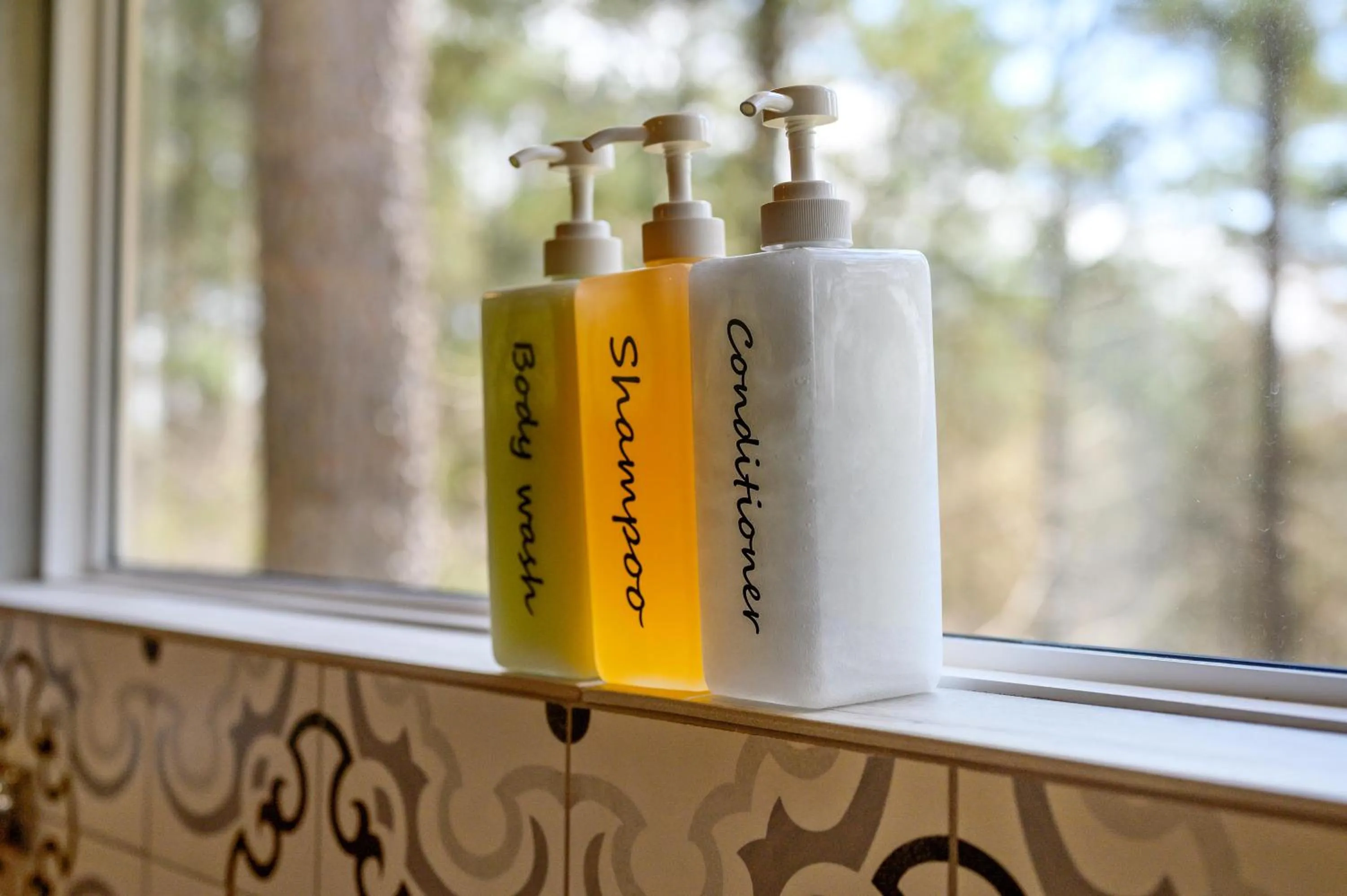 Shower in Convenient Romantic Hot Tub BBQ 3-night special!