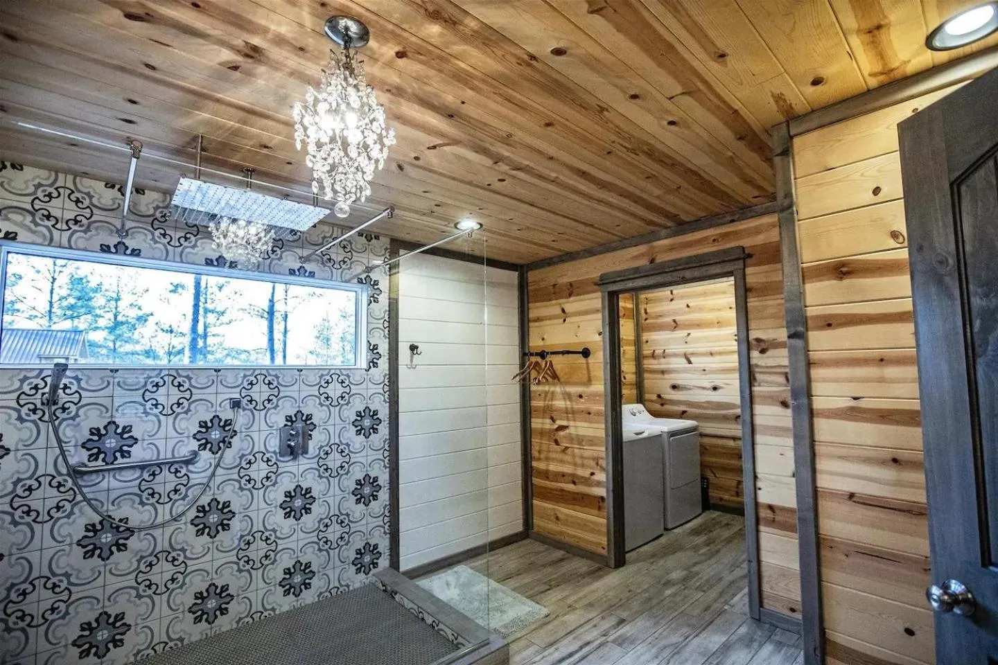 Bathroom in Convenient Romantic Hot Tub BBQ 3-night special!