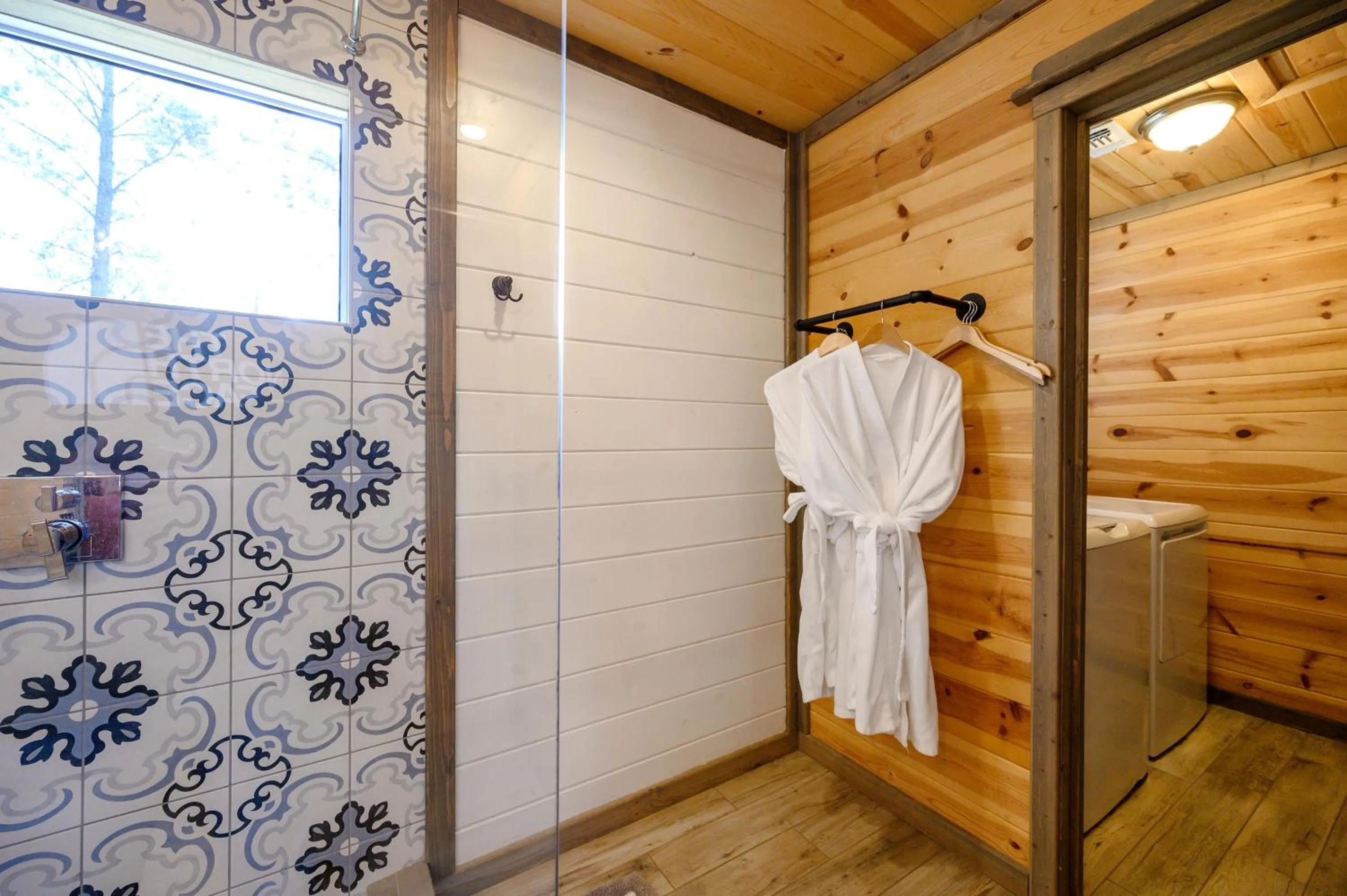 Bathroom in Convenient Romantic Hot Tub BBQ 3-night special!