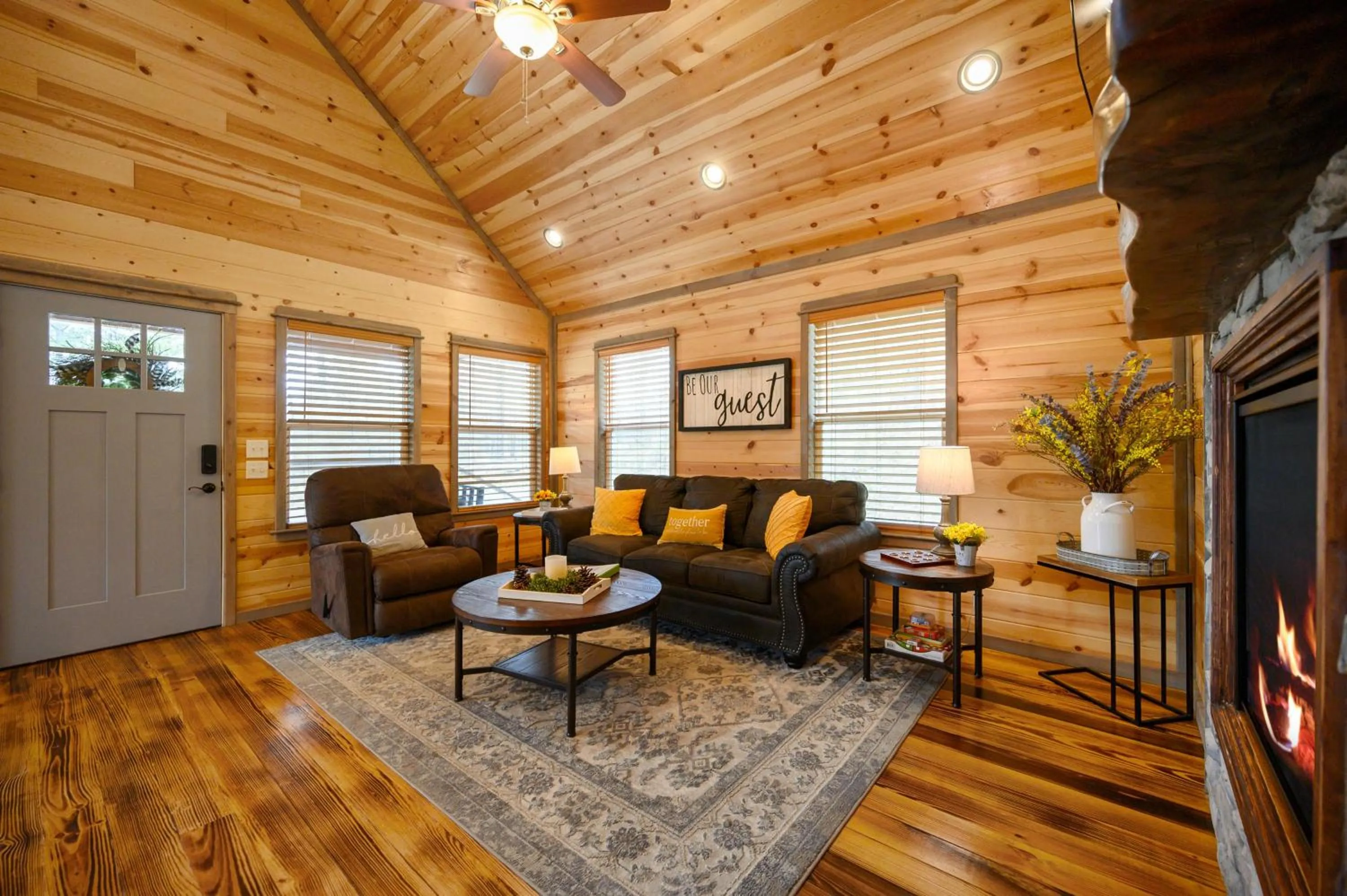 Living room in Convenient Romantic Hot Tub BBQ 3-night special!