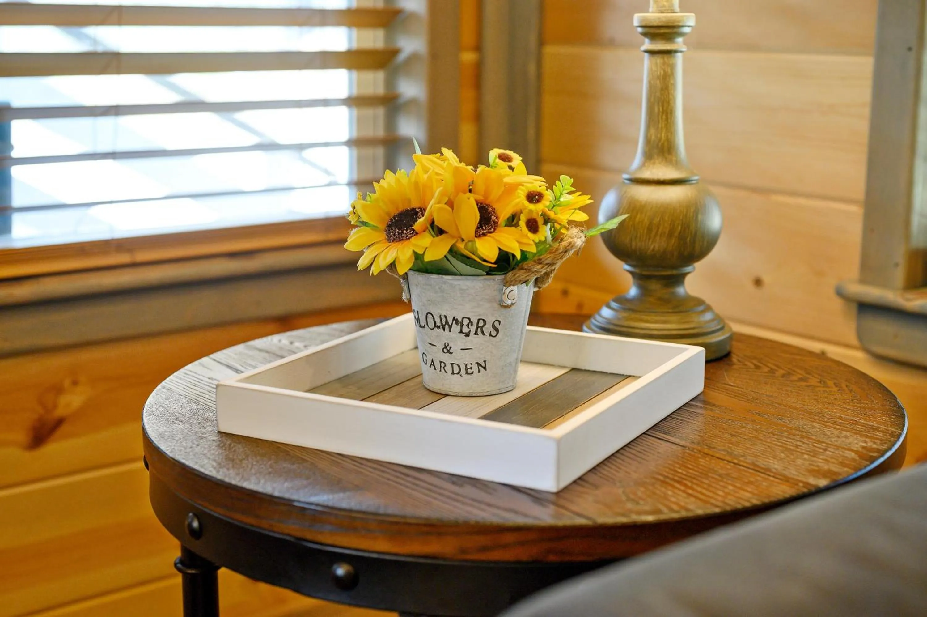 Living room in Convenient Romantic Hot Tub BBQ 3-night special!