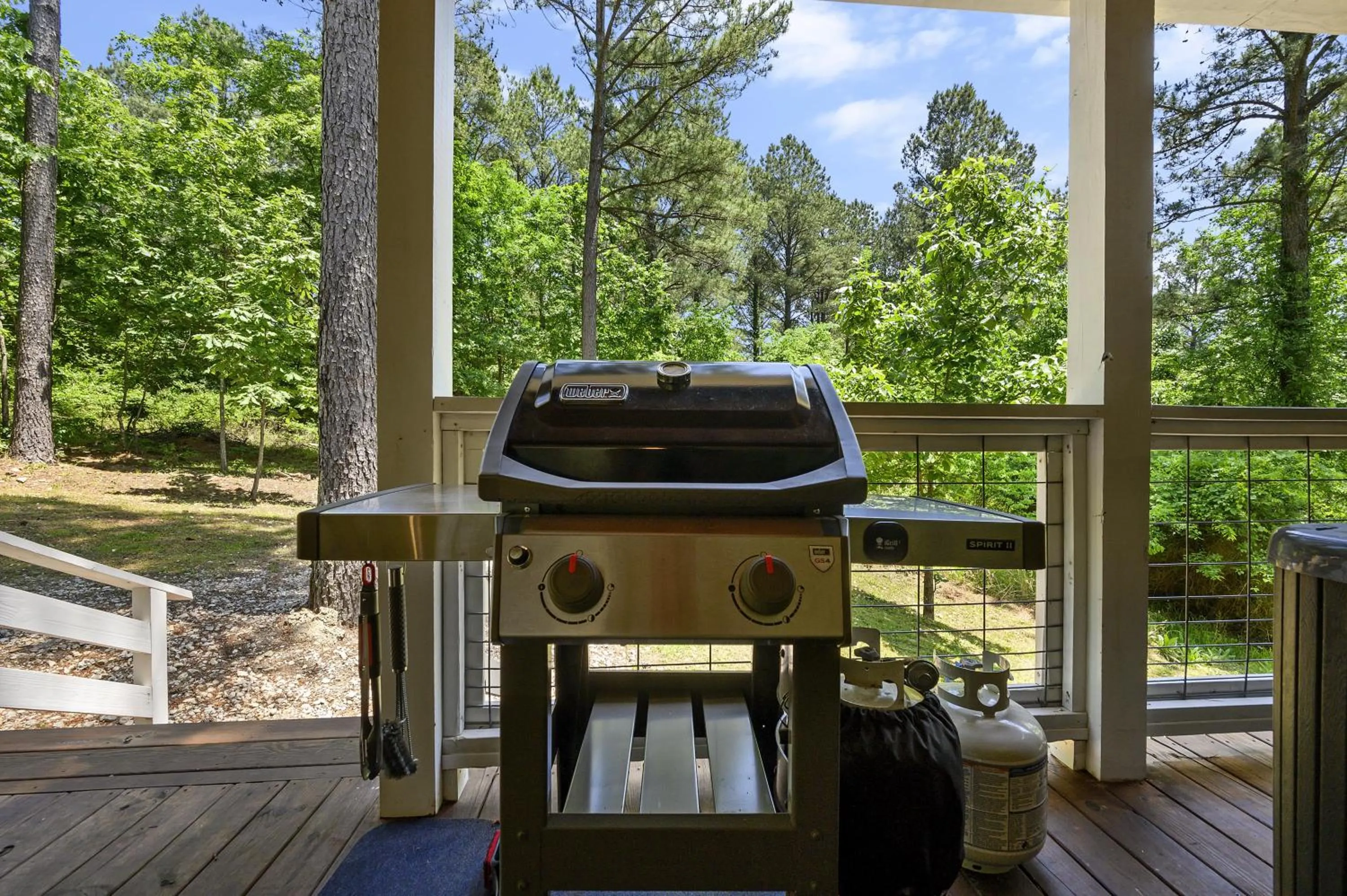 BBQ facilities in Convenient Romantic Hot Tub BBQ 3-night special!