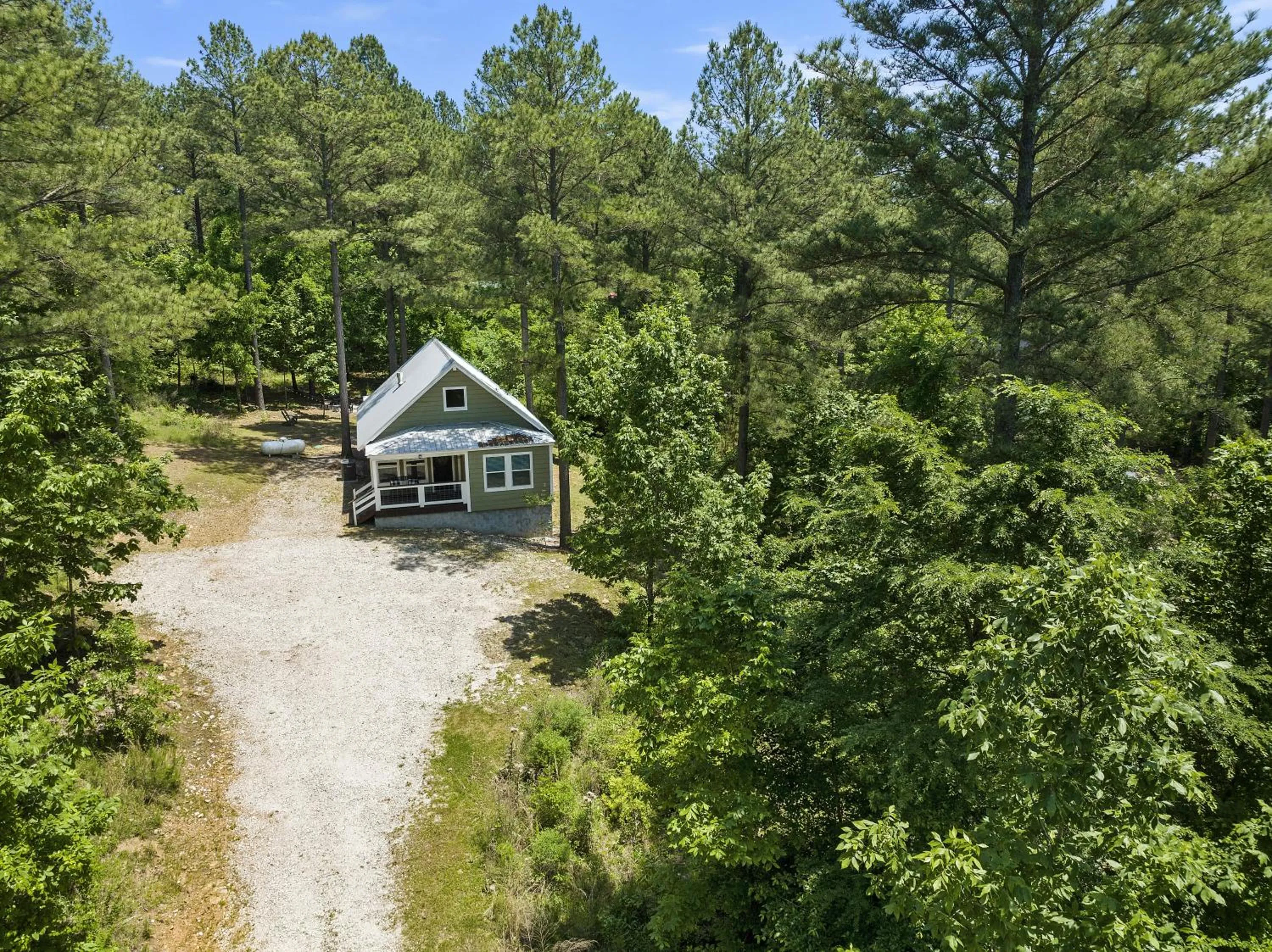 Property building in Convenient Romantic Hot Tub BBQ 3-night special!