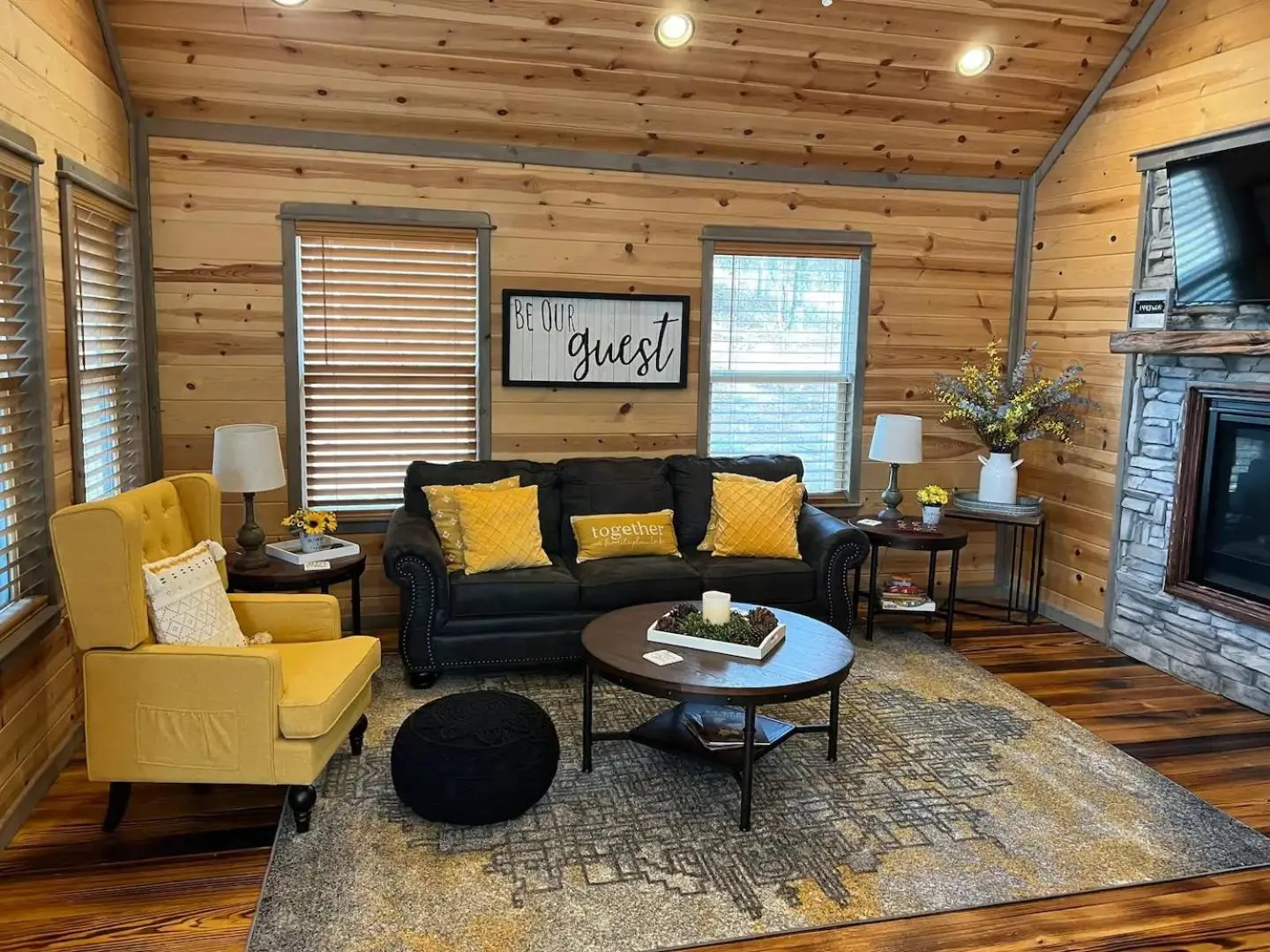 Living room in Convenient Romantic Hot Tub BBQ 3-night special!