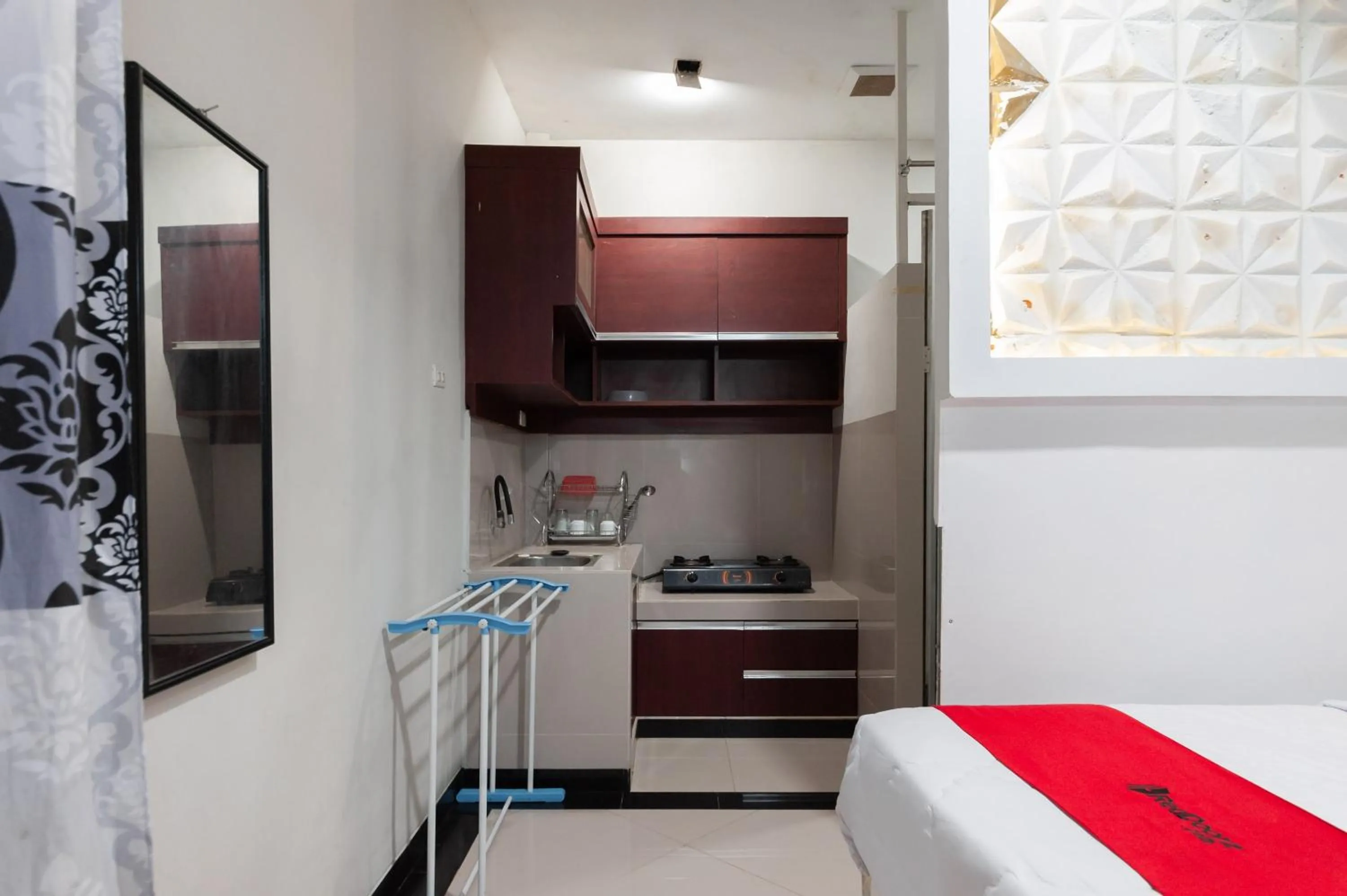 Kitchen or kitchenette, Bed in RedDoorz Syariah near Pasar Aceh Shopping Centre