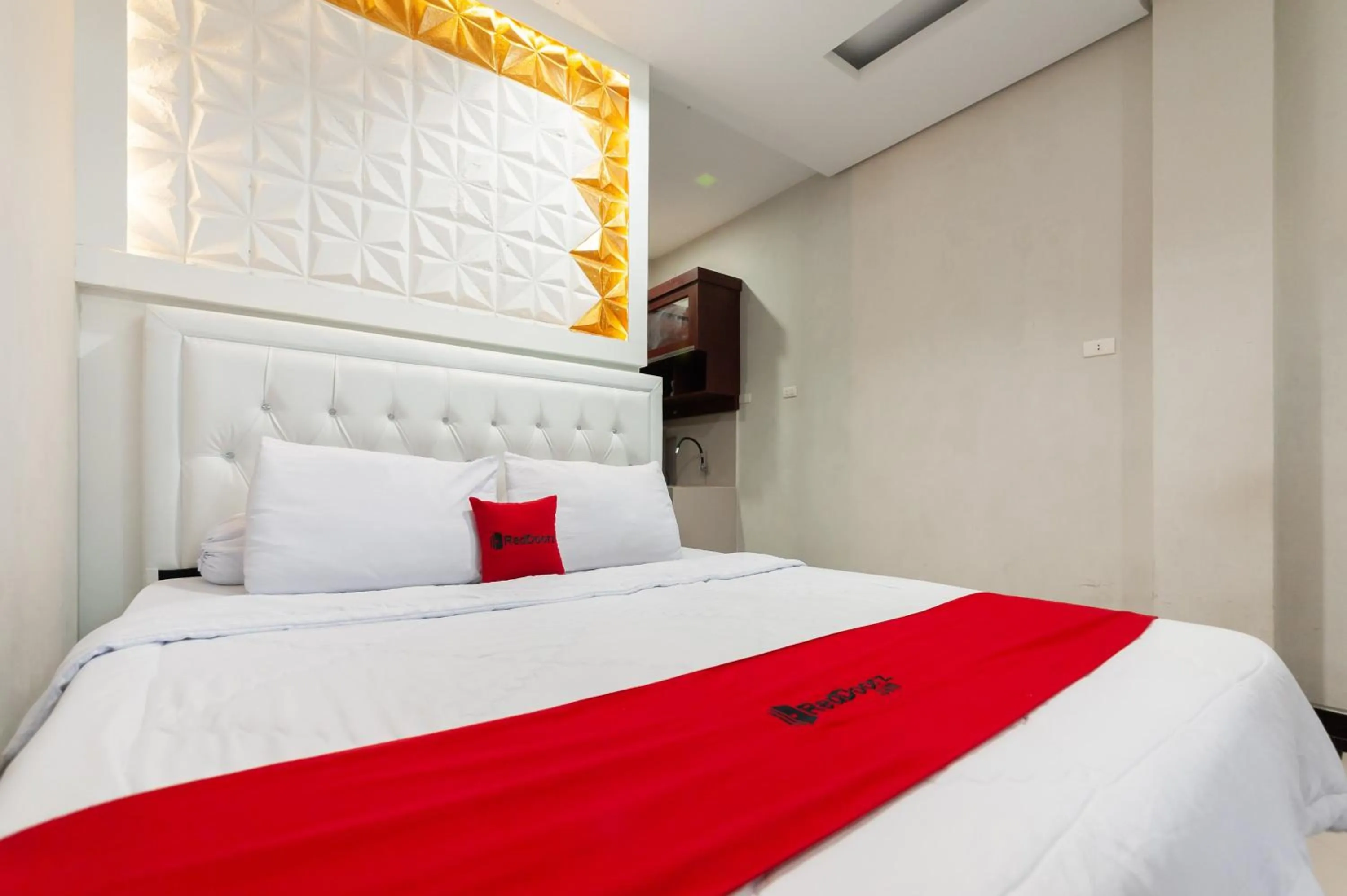 Bed in RedDoorz Syariah near Pasar Aceh Shopping Centre