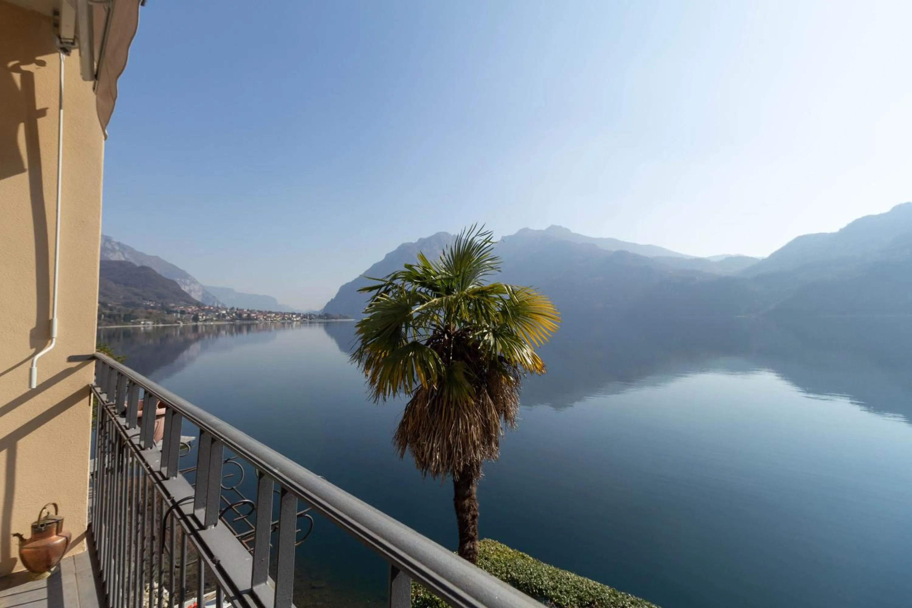 Lake view in Mamma Ciccia Holiday Home - Waterfront Apartment