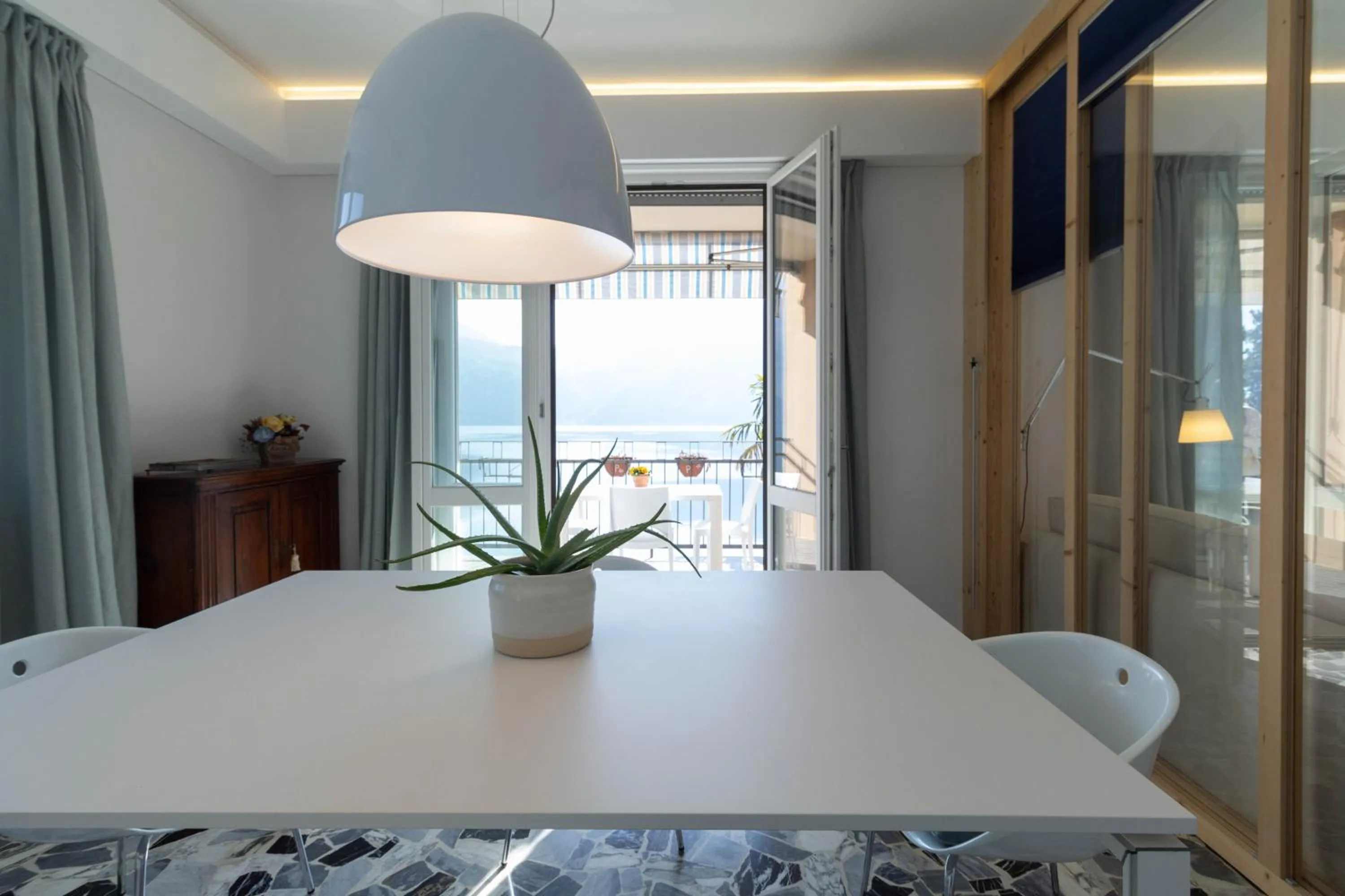 Dining area in Mamma Ciccia Holiday Home - Waterfront Apartment