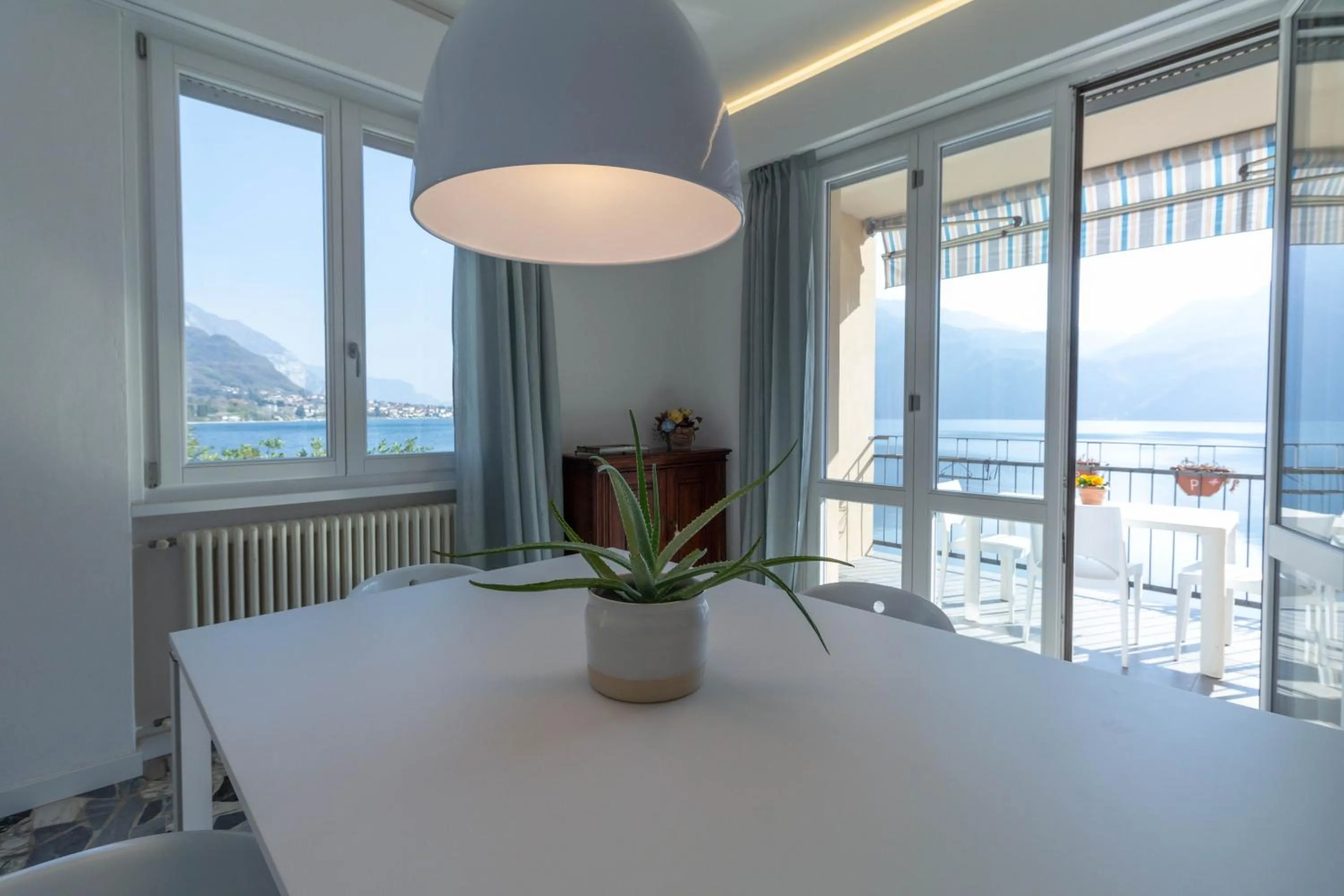 Dining area in Mamma Ciccia Holiday Home - Waterfront Apartment