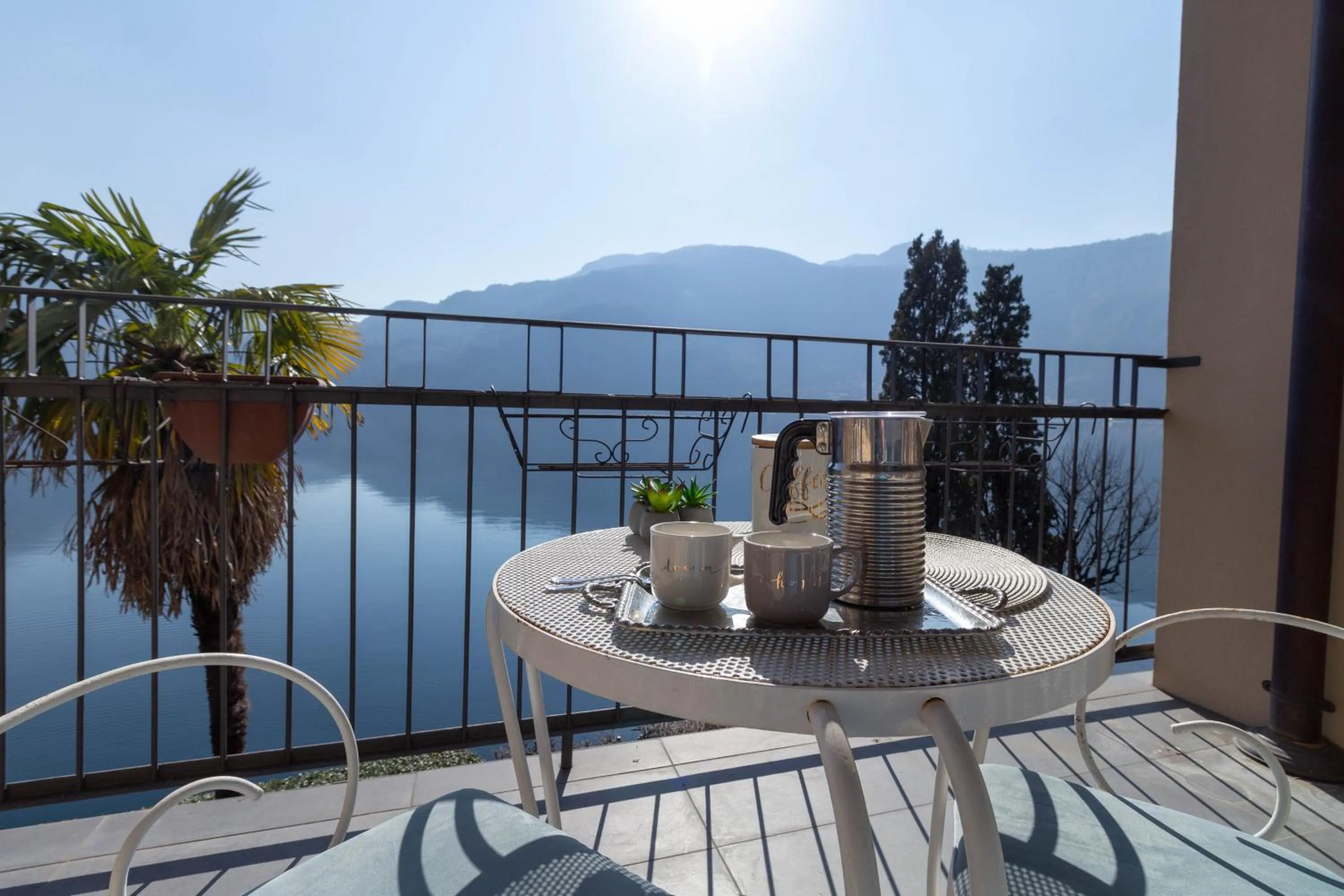 Lake view in Mamma Ciccia Holiday Home - Waterfront Apartment