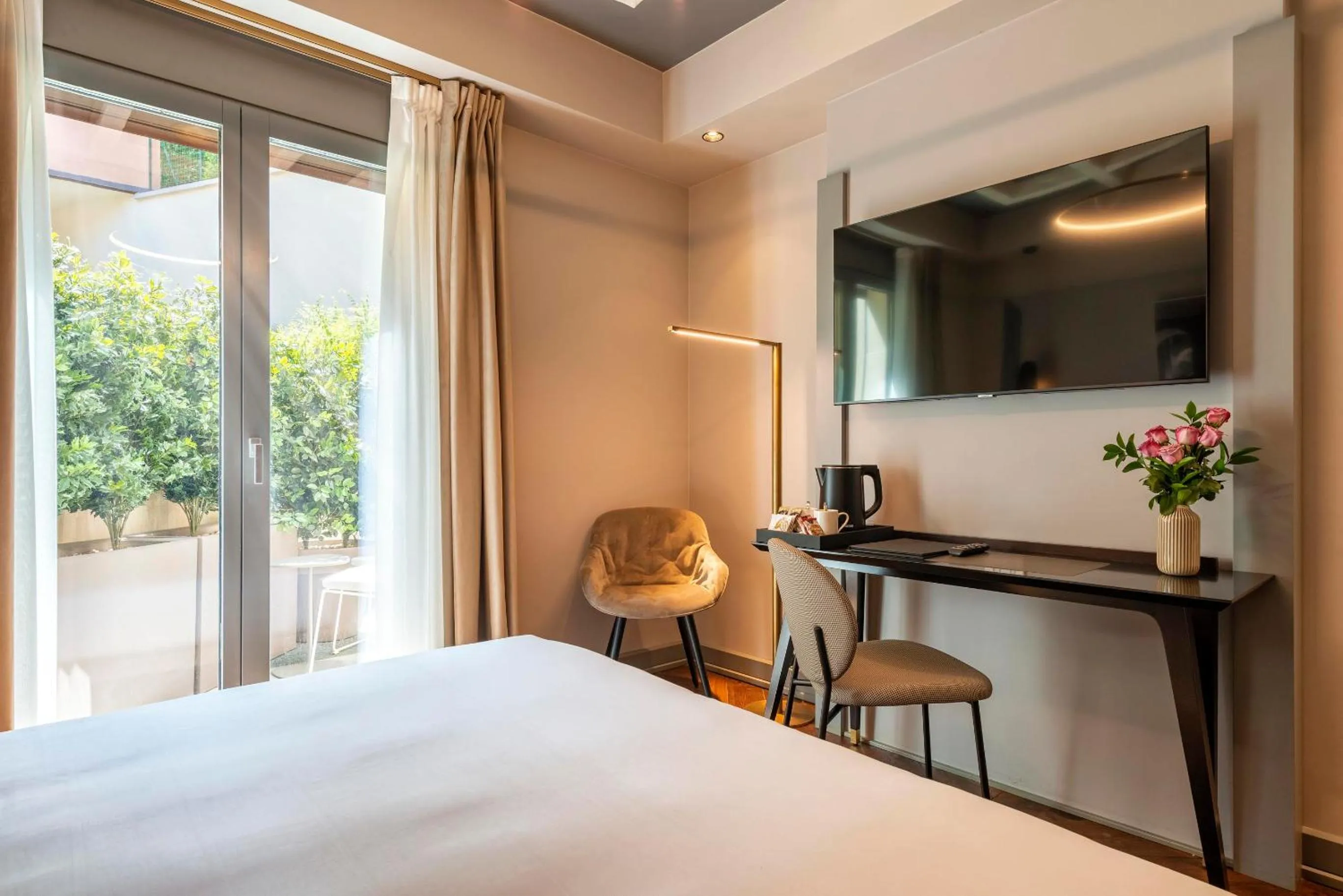 Patio, Bed in Loly Boutique Hotel Roma