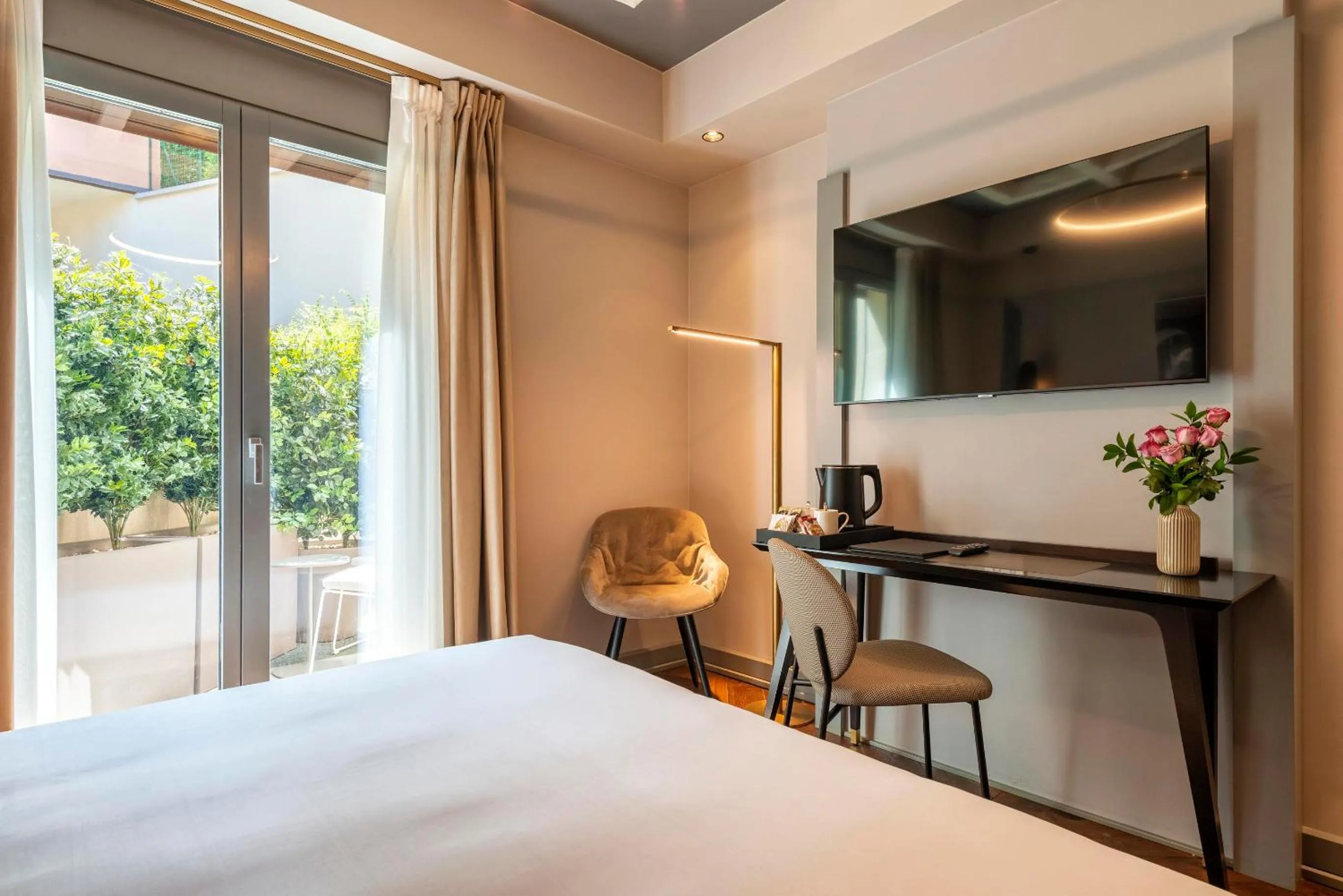 Patio, Bed in Loly Boutique Hotel Roma