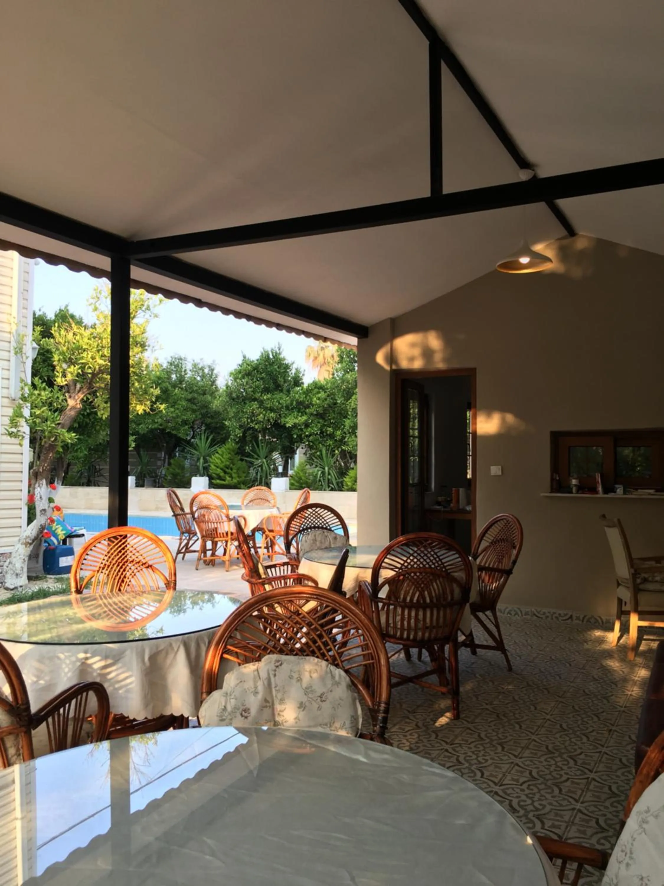 Restaurant/places to eat in Felicity Hotel & Bungalows