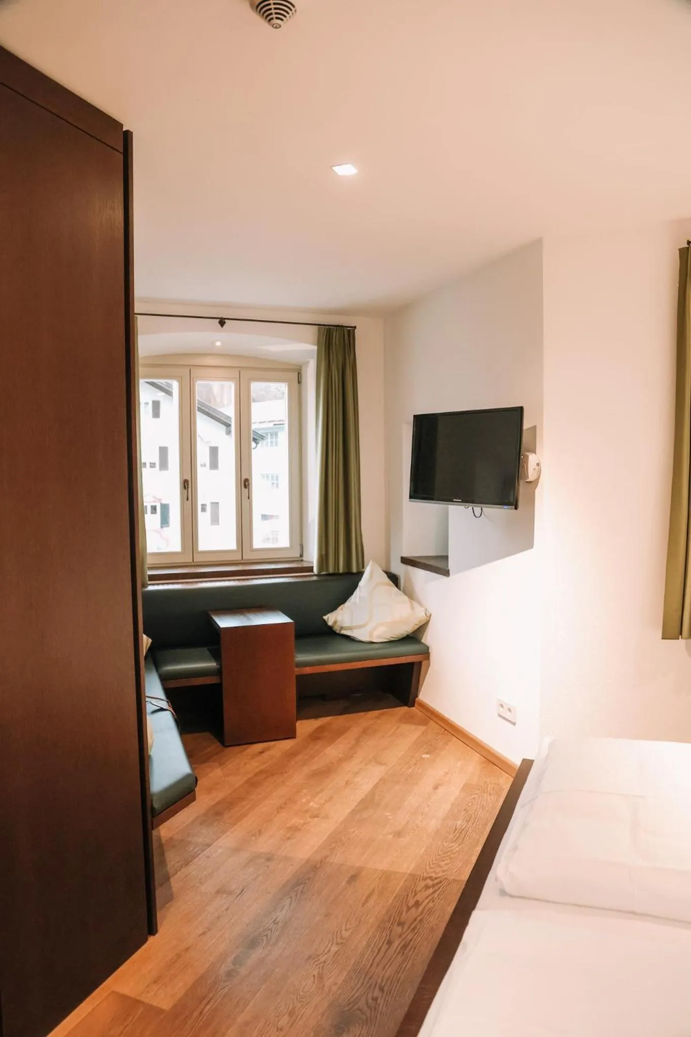 TV and multimedia, Bed in Hotel Hofwirt Neubeuern