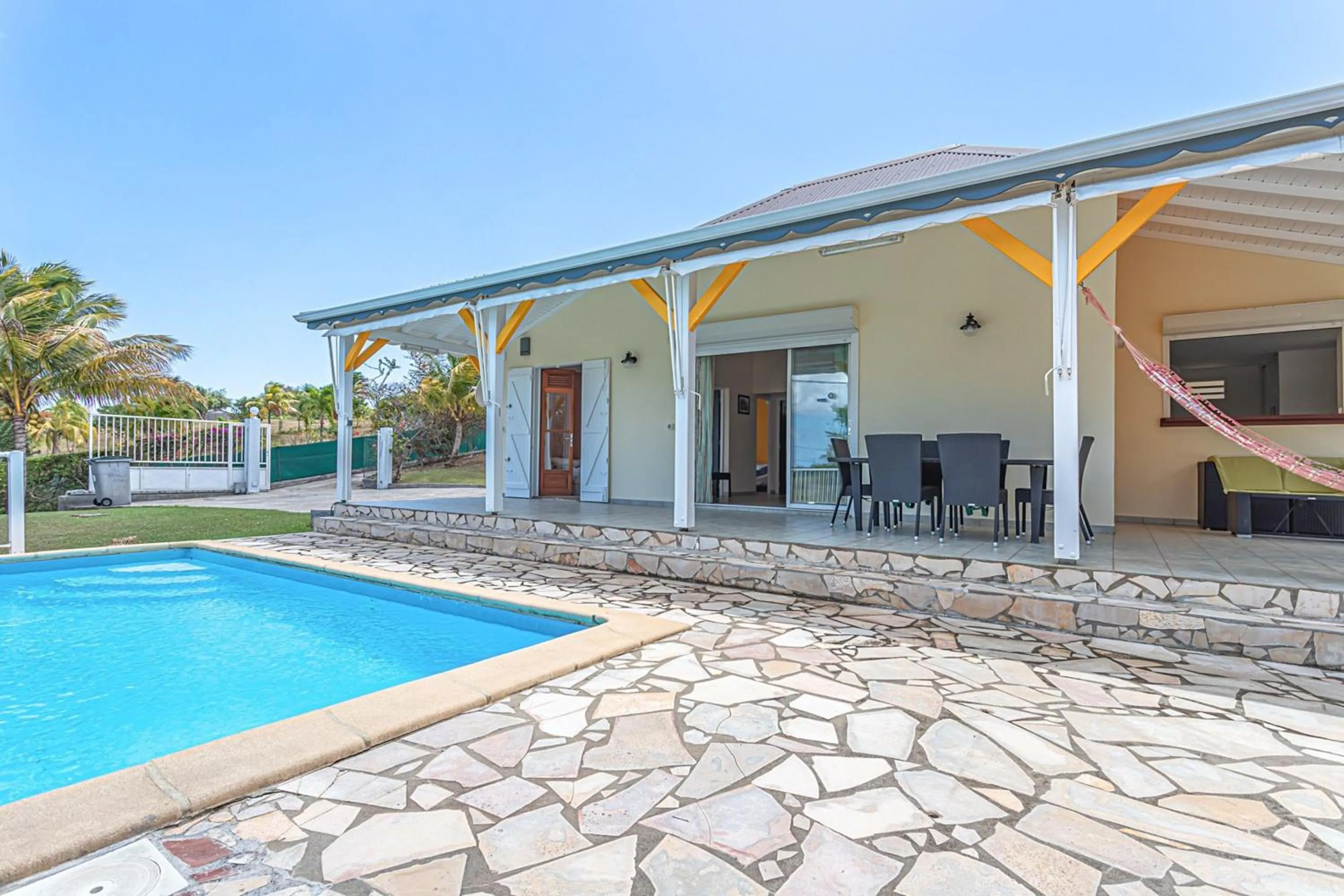Pool view in Villa spacieuse à Saint-François avec piscine privée