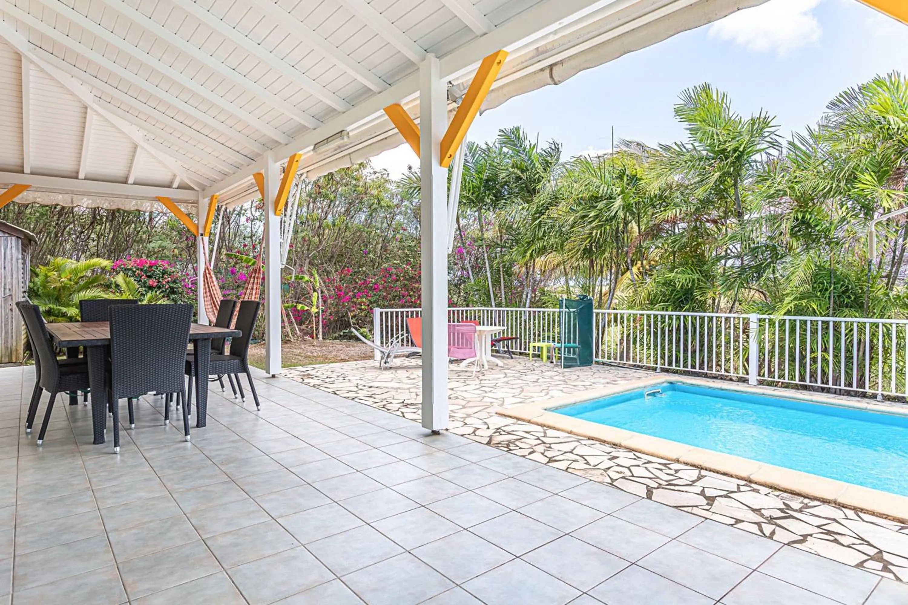Pool view in Villa spacieuse à Saint-François avec piscine privée
