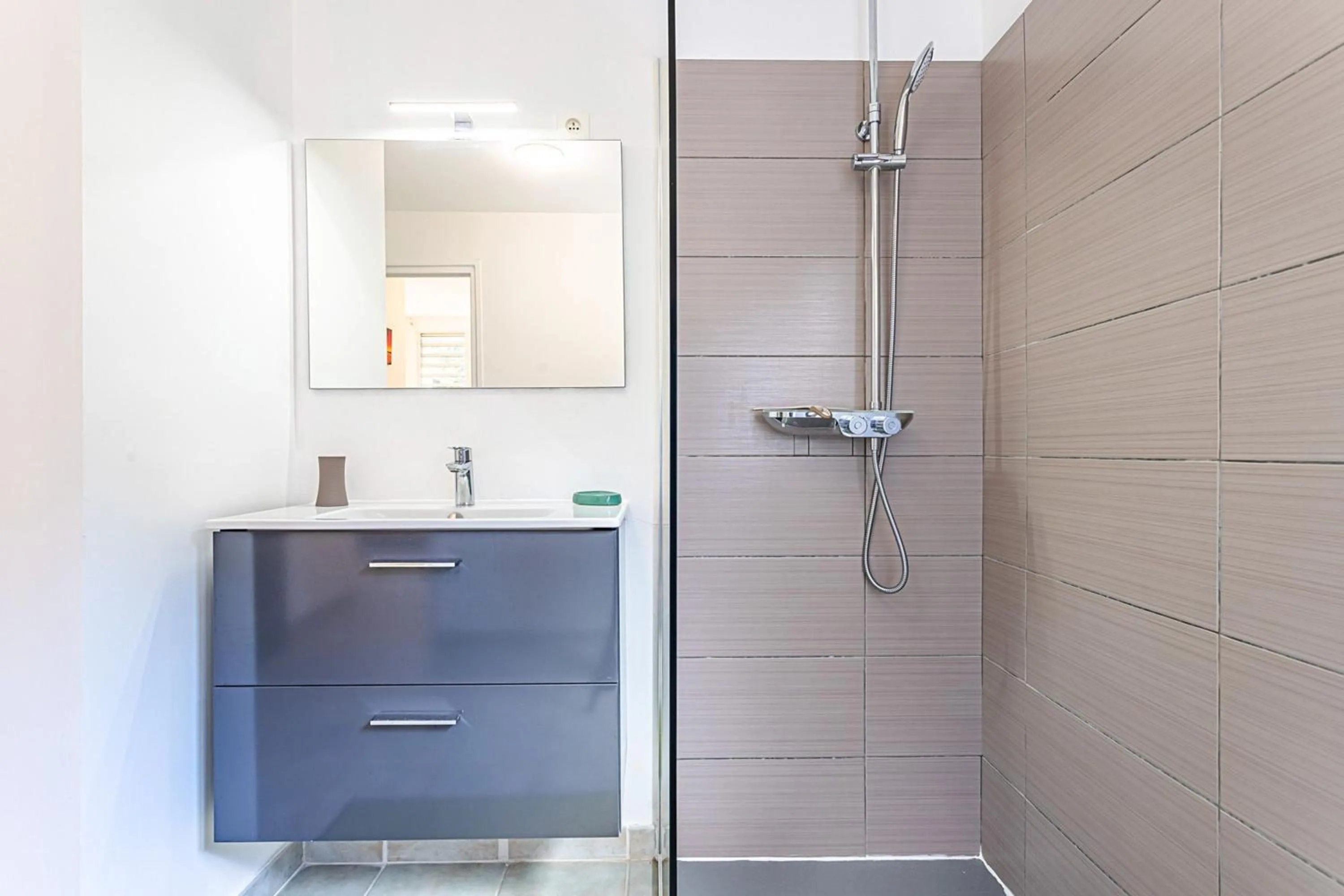 Bathroom in Villa spacieuse à Saint-François avec piscine privée